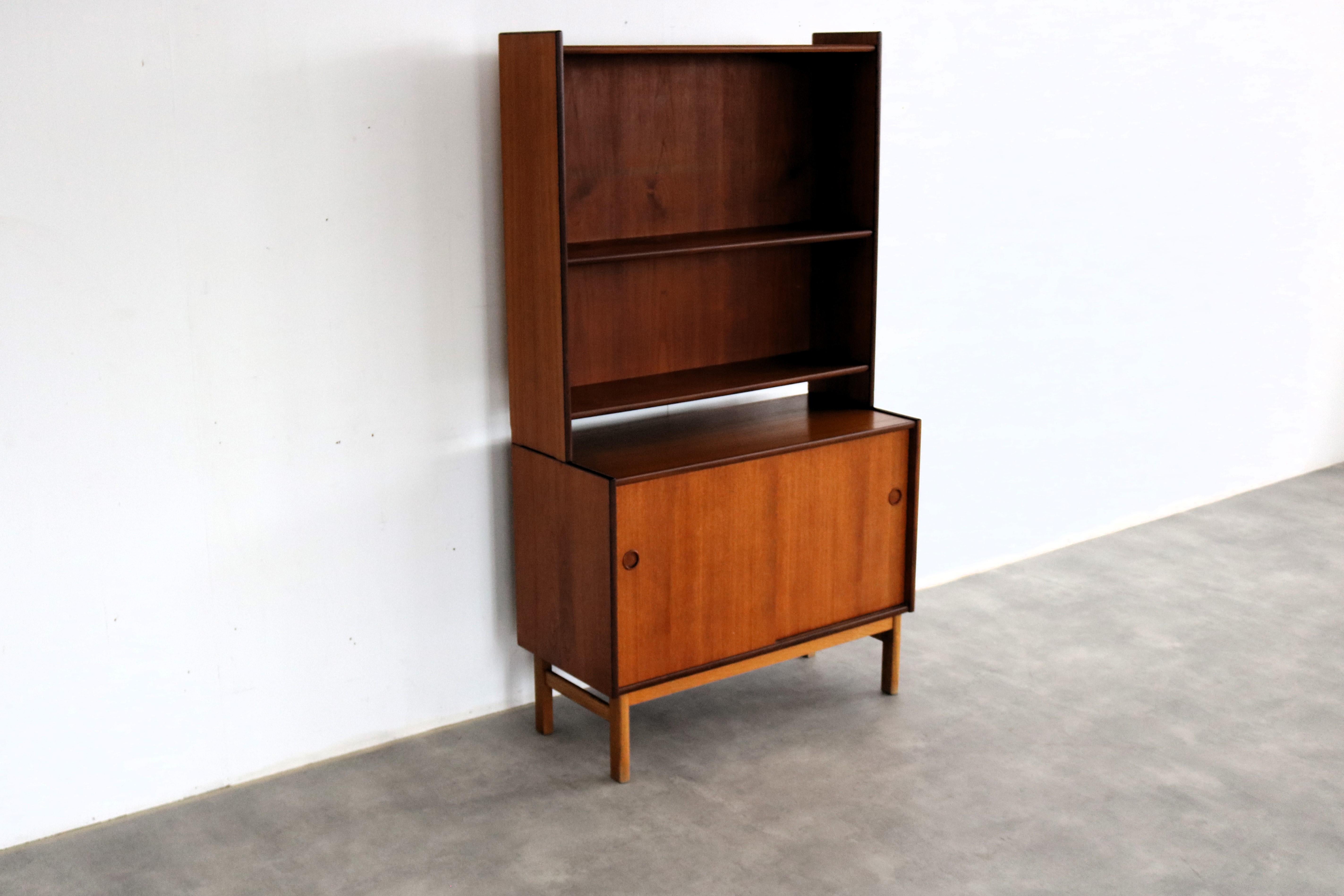 vintage bookcase | cupboard | teak | 60s | Sweden In Good Condition For Sale In GRONINGEN, NL
