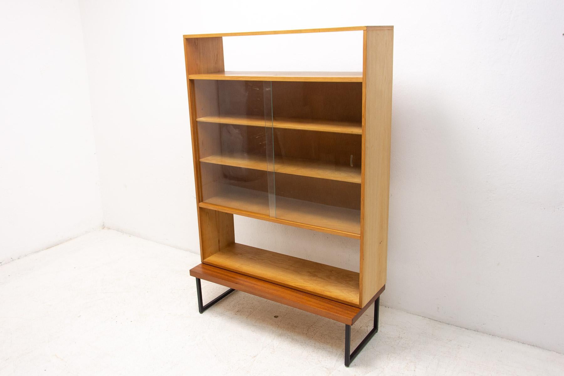 Vintage bookcase, Czechoslovakia, 1970´s For Sale 10