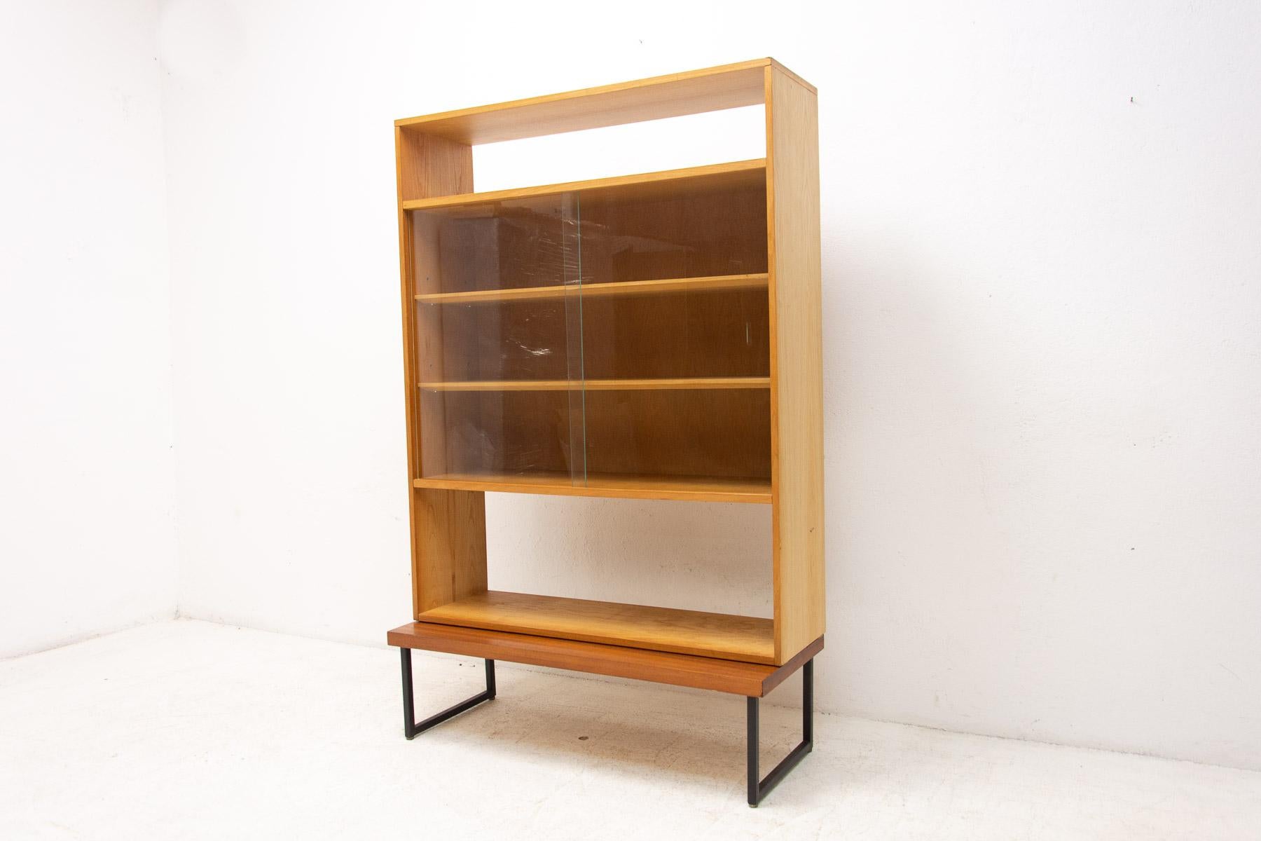Czechoslovakia, 1970´s. Lovely modern piece of furniture. This piece consists of two separated parts: a mahagony plinth(side table) in the lower part and of the top glazed section. Made of beechwood, mahogany and iron. Very good condition

Height: