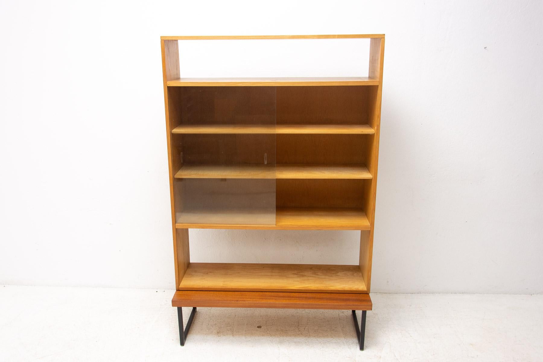 Vintage bookcase, Czechoslovakia, 1970´s In Good Condition For Sale In Prague 8, CZ