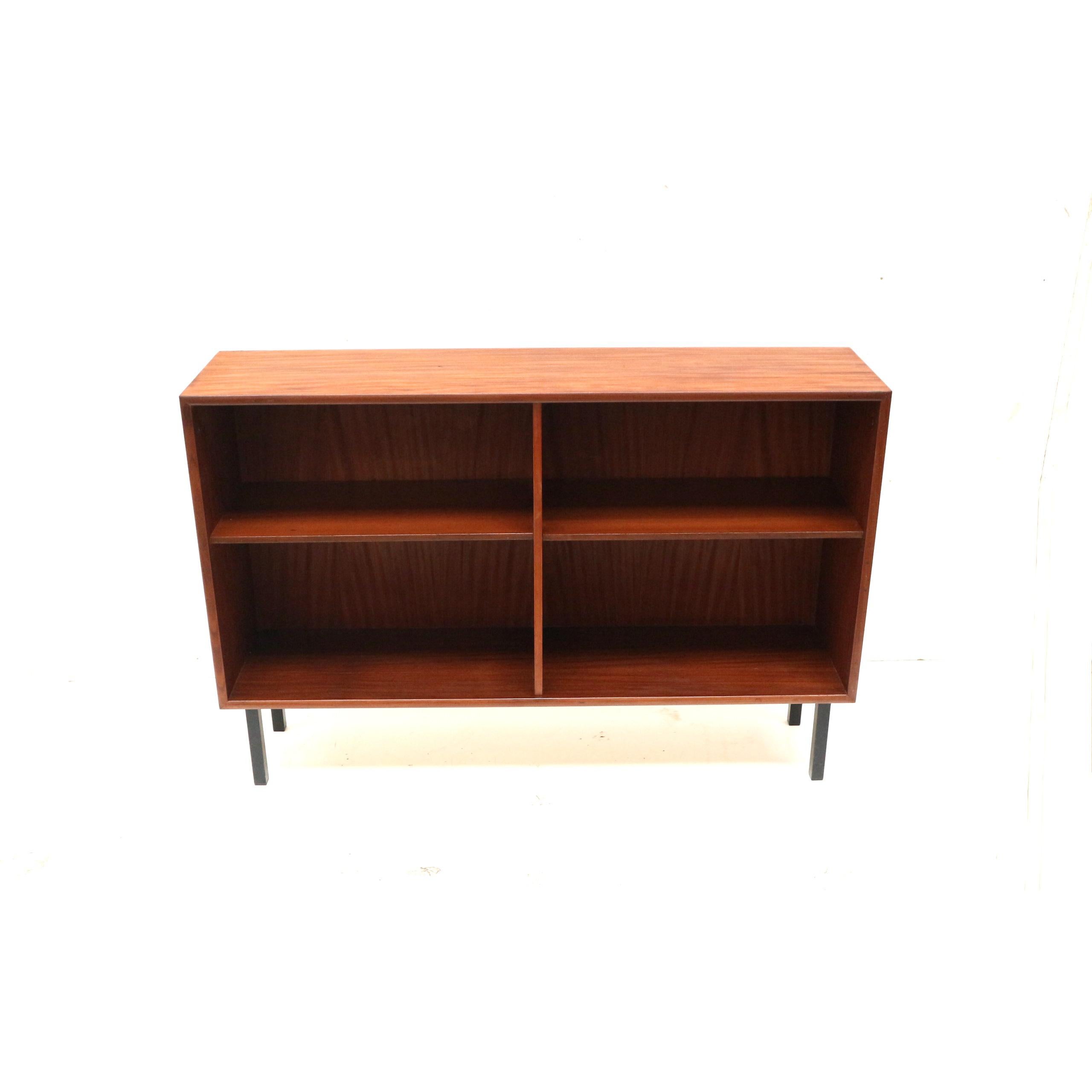 Bibliothèque / commode / meuble d'entrée vintage des années 60.

Dimensions :
Largeur : 121,2 cm
Profondeur : 29,8 cm
Hauteur : 82 cm

Le meuble présente de petites traces d'utilisation correspondant à son âge.
