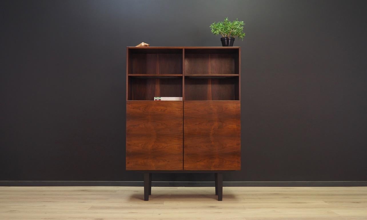 Beautiful bookcase / library from the 1960s-1970s, Scandinavian design, minimalistic form. Surface finished with rosewood veneer. Inside two shelves. Preserved in good condition (minor bruises and scratches, filled veneer cavities) - directly for