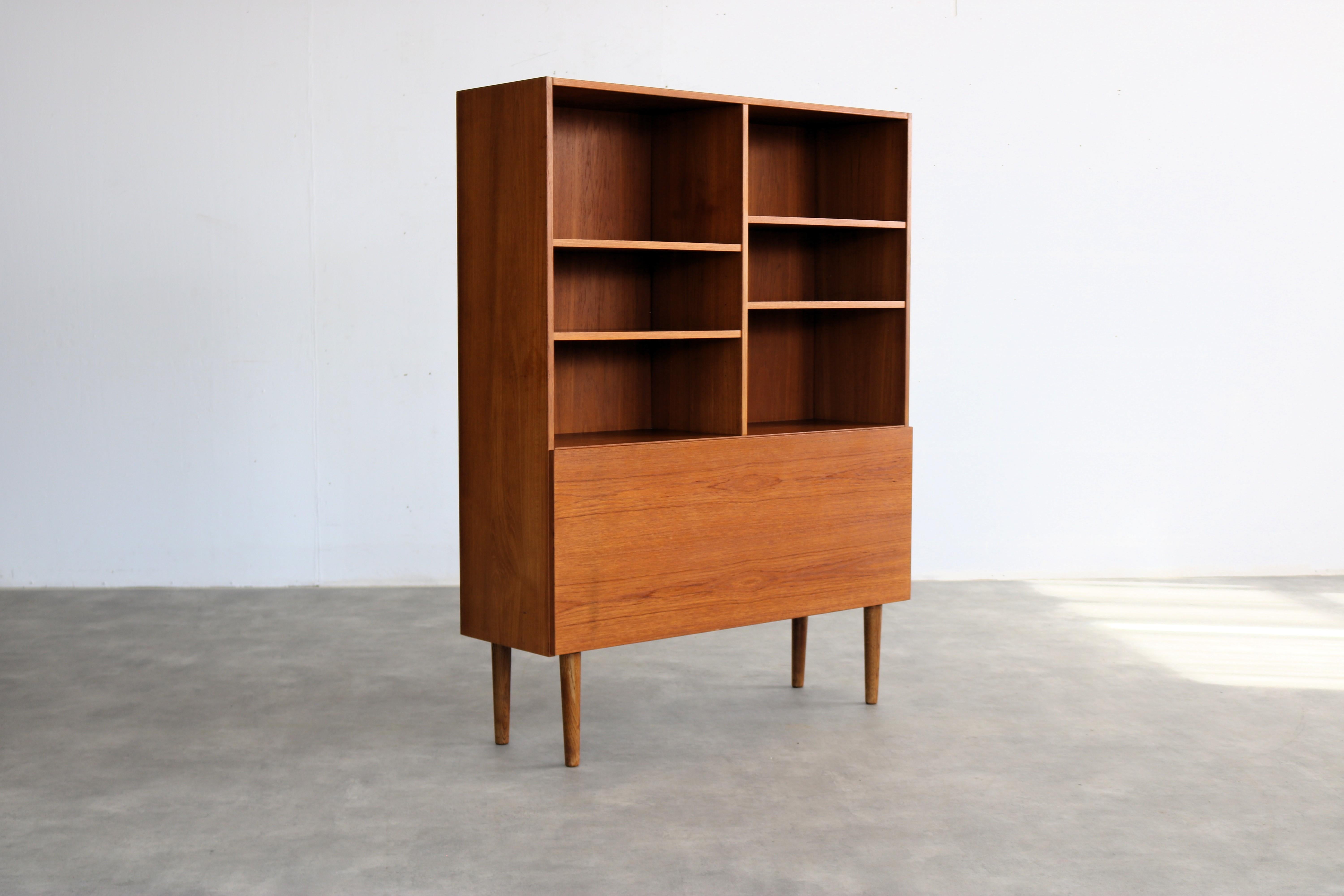 Vintage bookcase  sideboard  1960s  Danish

Period  1960s
Design  Unknown  Denmark
Condition  Good  Minor signs of wear
Size  145 x 110 x 35 cm (H x W x D)

Details  Teak; Glass;

Item number  2912
