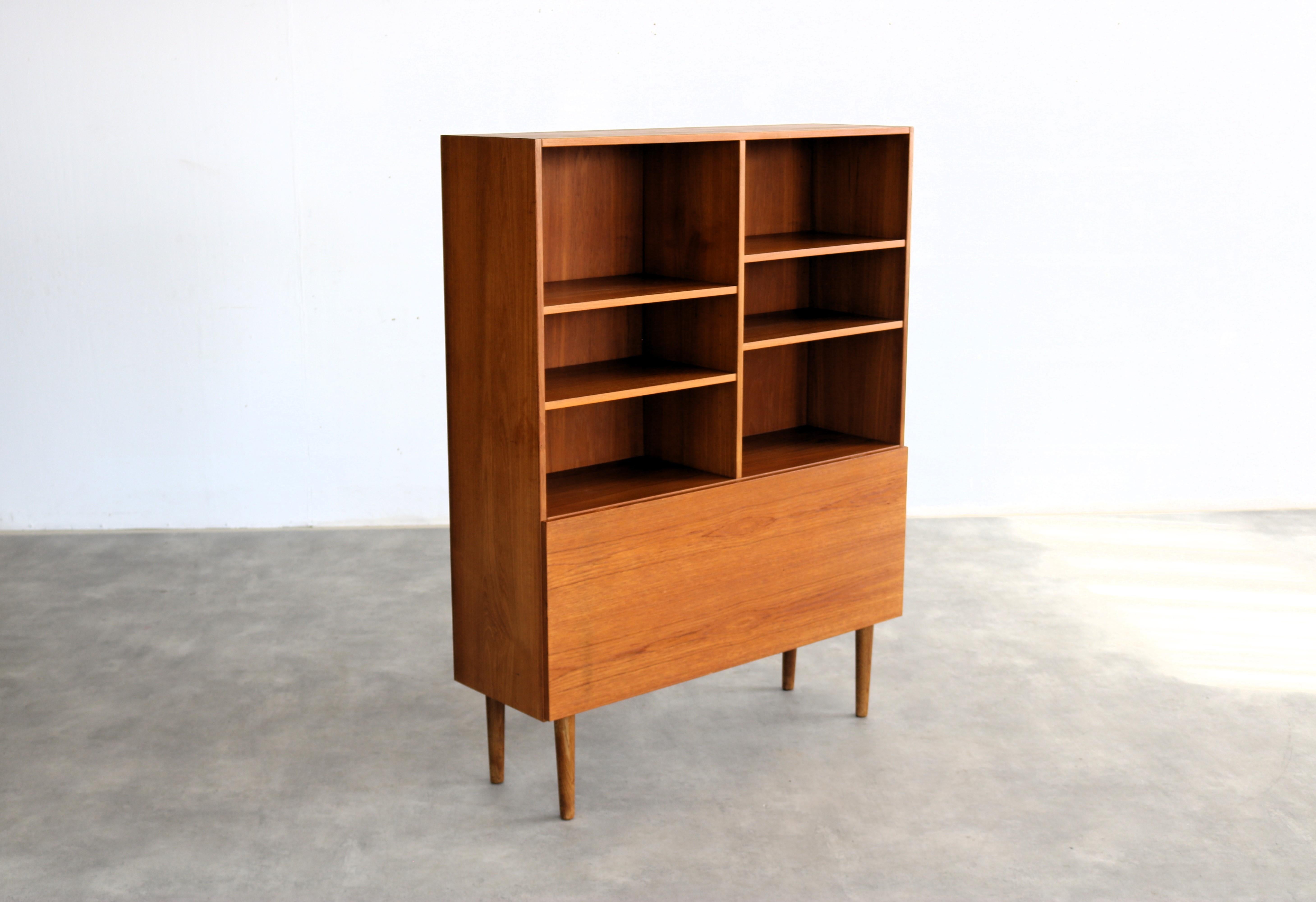 Vintage bookcase  sideboard  1960s  Danish In Good Condition For Sale In Lemmer, NL