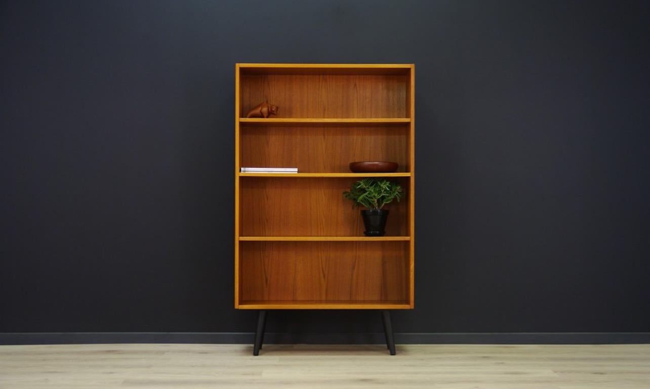 Classic bookcase from the 1960s-1970s minimalist form, Danish design. Bookcase finished with teak veneer. Adjustable shelves. Preserved in good condition ‘small dings and scratches’, directly for use.

Dimensions: Height 143.5 cm x width 87.5 cm x