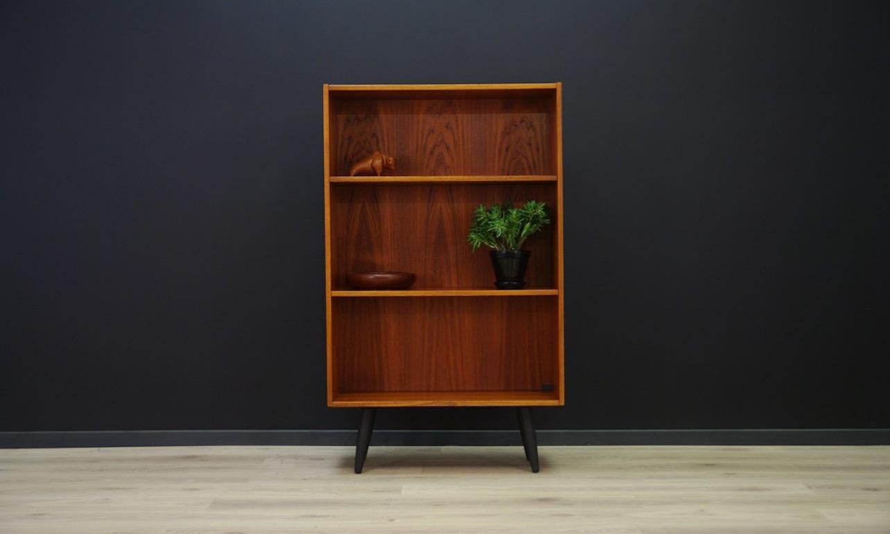 Vintage bookcase from the 1960s-1970s, Danish design, veneered with a teak. The height of the shelves can be adjusted. Preserved in good condition (small dings and scratches, darker circle on the counter) - directly for use.

Dimensions: height