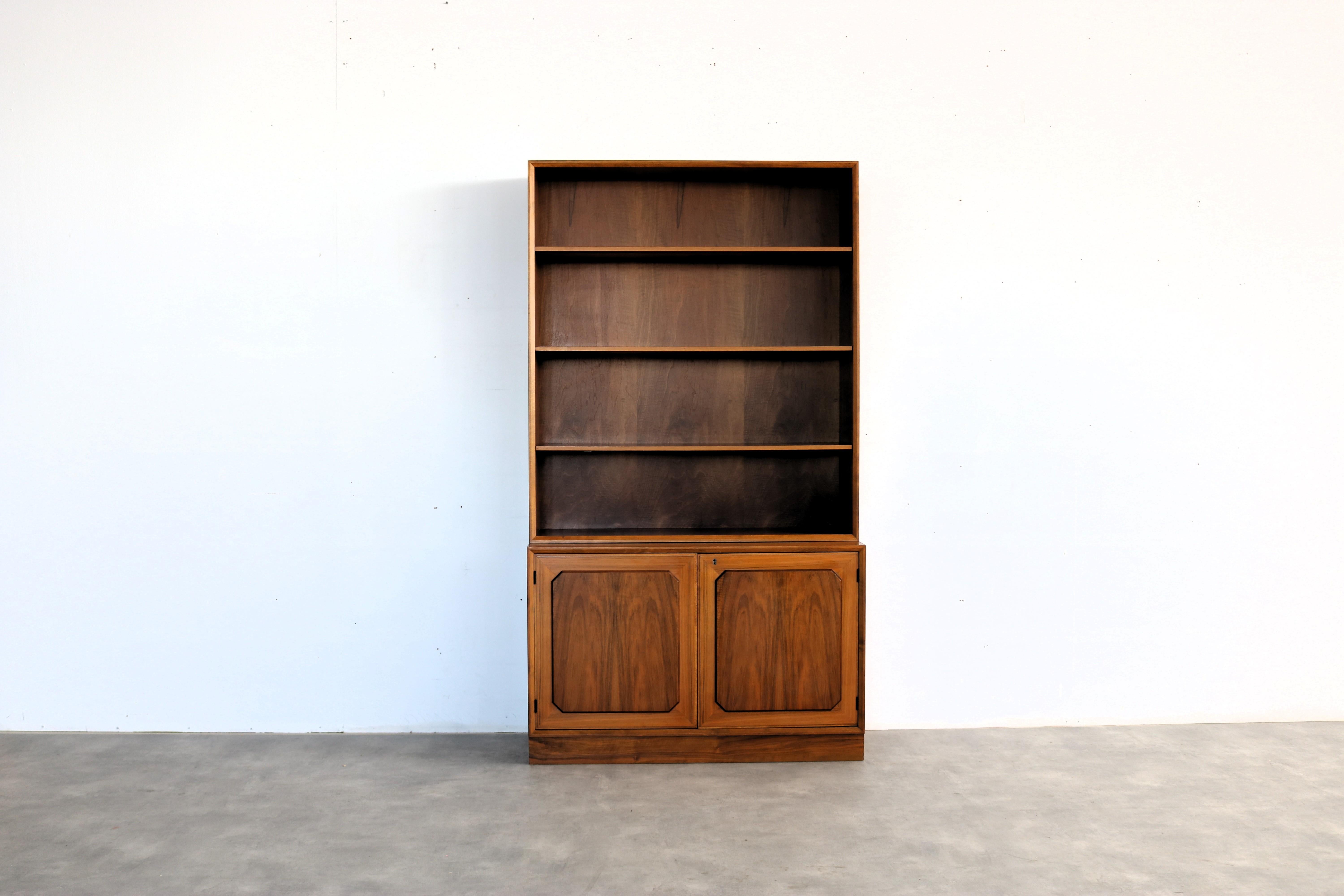 libreria vintage  armadio a muro  1960s  Svezia

periodo  1960s 
design  sconosciuto  Svezia
condizione  buono  piccoli segni d'uso
dimensione  180 x 100 x 40 (hxbxd)

dettagli  teak; 2 in stock; 

numero dell'articolo  2729