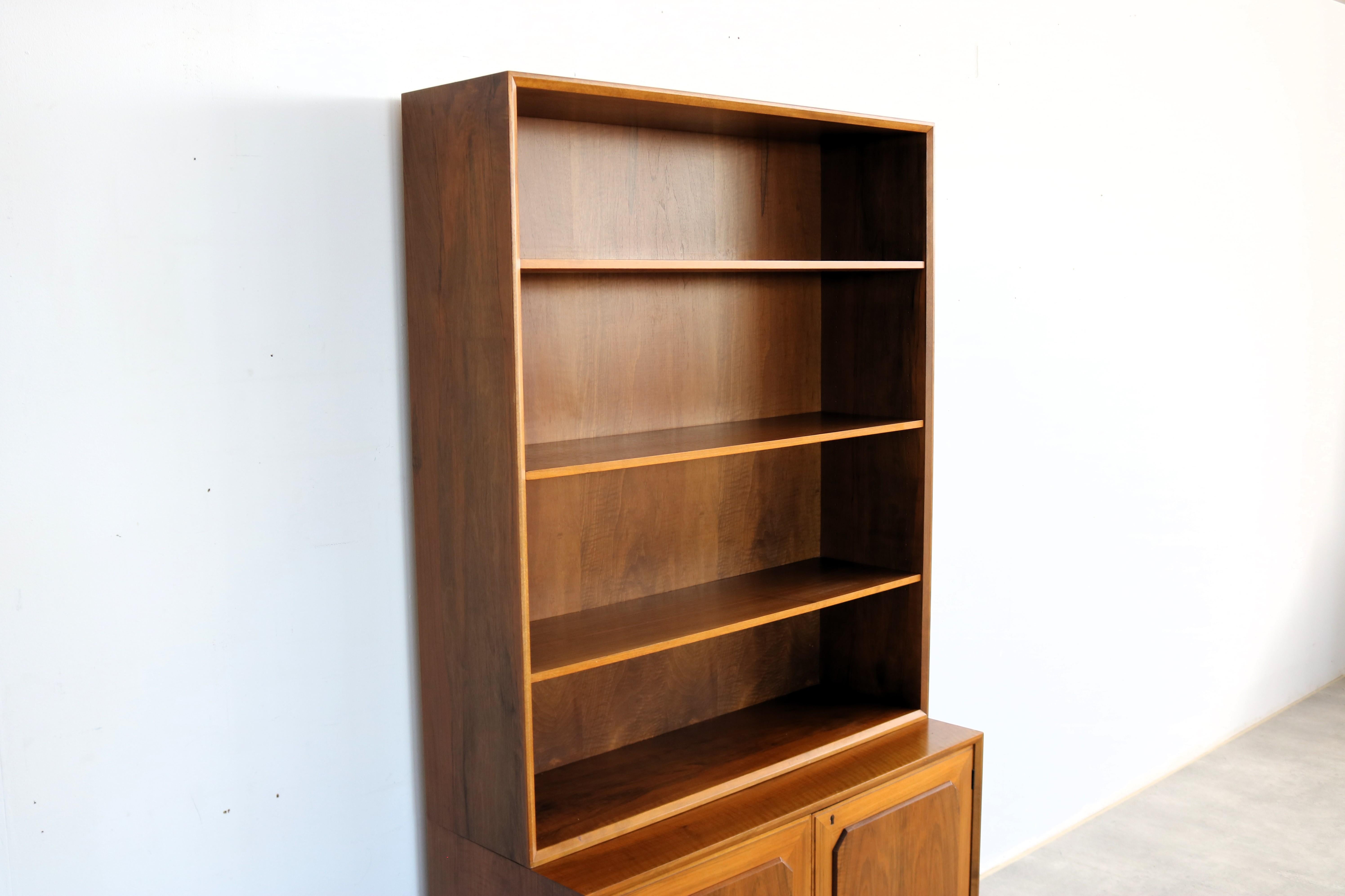 Metà XX secolo libreria vintage  armadio a muro  1960s  Svezia in vendita