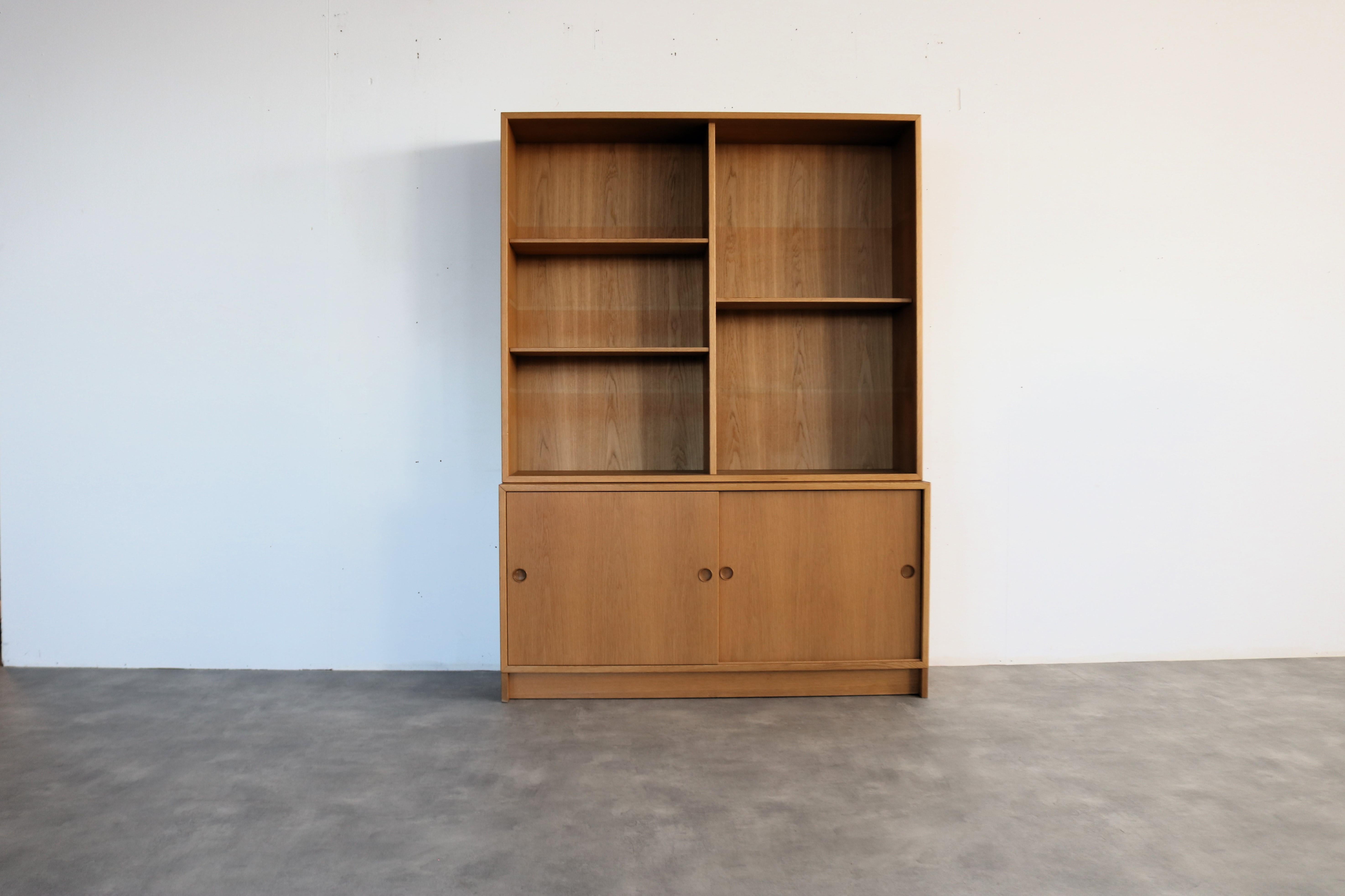 vintage bookcase | wall cupboard | 60s | Borge Mogensen

period | 60's
design | Borge Mogensen | Karl Anderssen & Söner | Sweden
condition | good | light signs of use
size | 186 x 135 x 46 (hxwxd)

details | oak; 