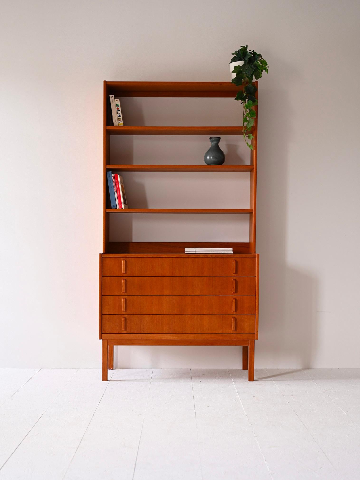 1960s teak cabinet from the Bodafors company.

A Scandinavian piece of furniture with a simple and functional design. Consisting in the lower part of a chest of drawers with 4 drawers with a curved wooden handle, and in the upper part there are 4