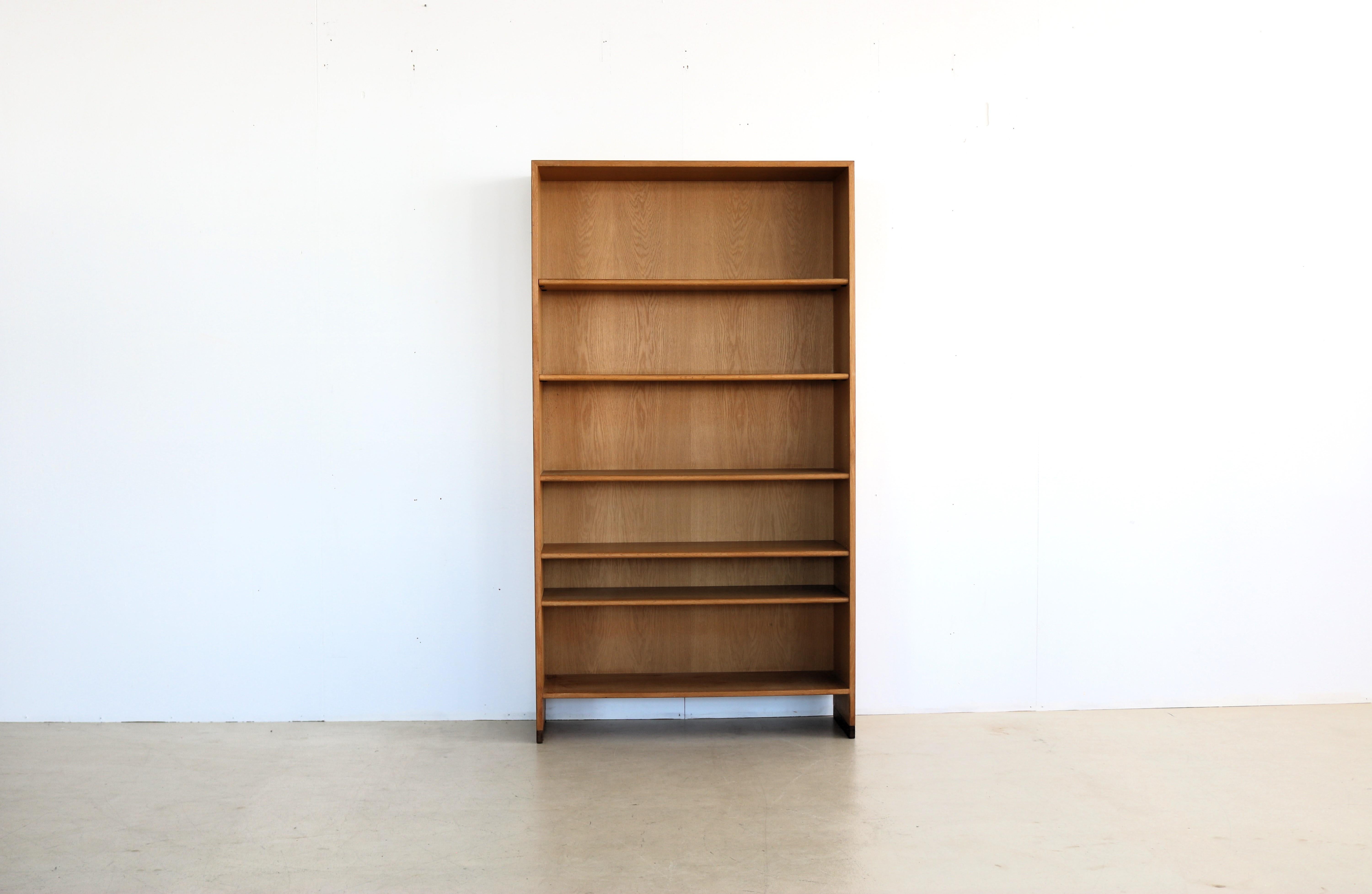 Vintage bookcases Hans Wegner RY8 R.Y. Mobler

Period 1950s
Designs Hans Wegner Ry Mobler model RY8 Denmark
Conditions good light signs of use
Size 180 x 100 x 33 (hxwxd)

details teak; oak; adjustable shelves; 2 pieces available; price is