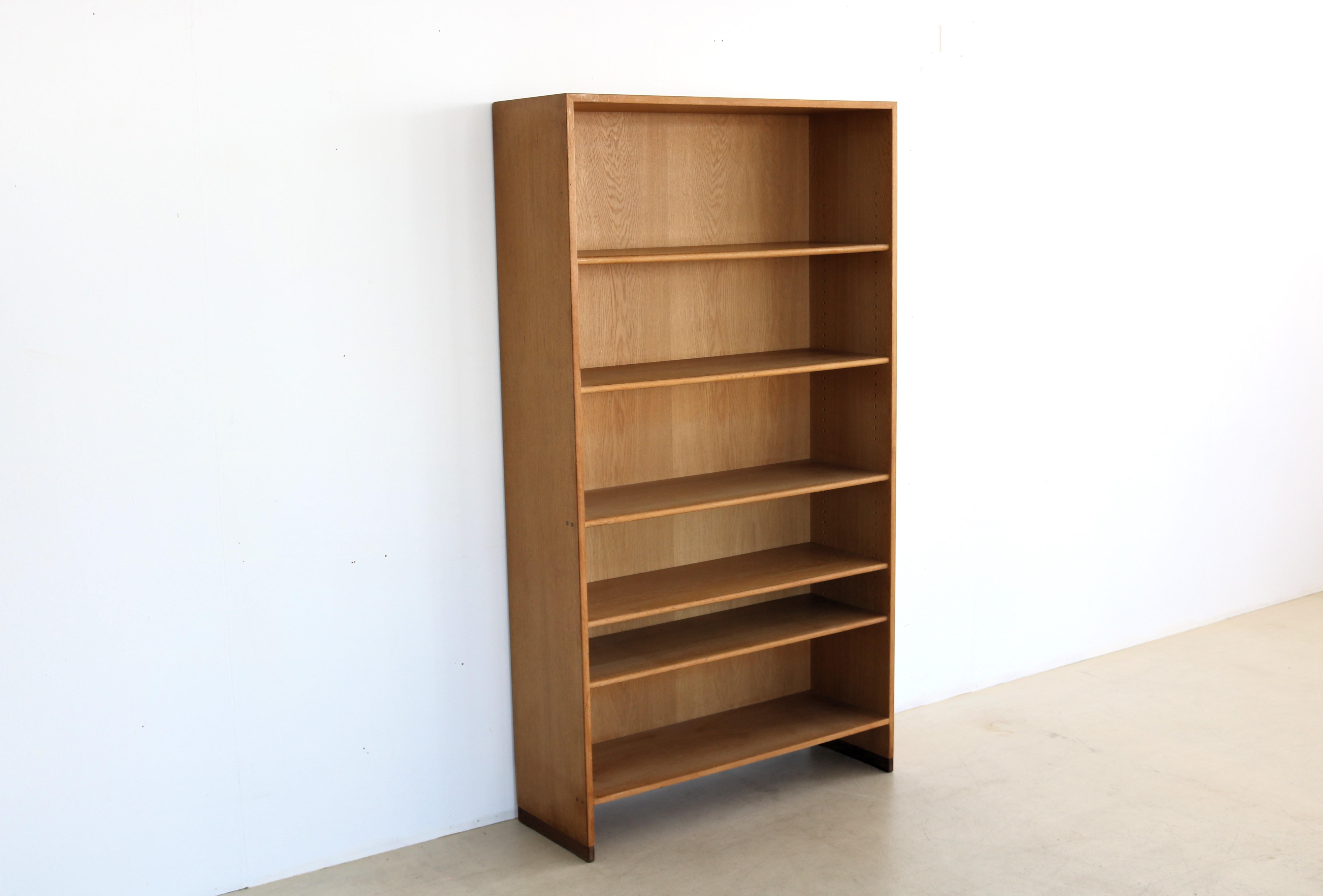 Vintage Bookcases Hans Wegner RY8 R.Y. Mobler In Good Condition In Lemmer, NL