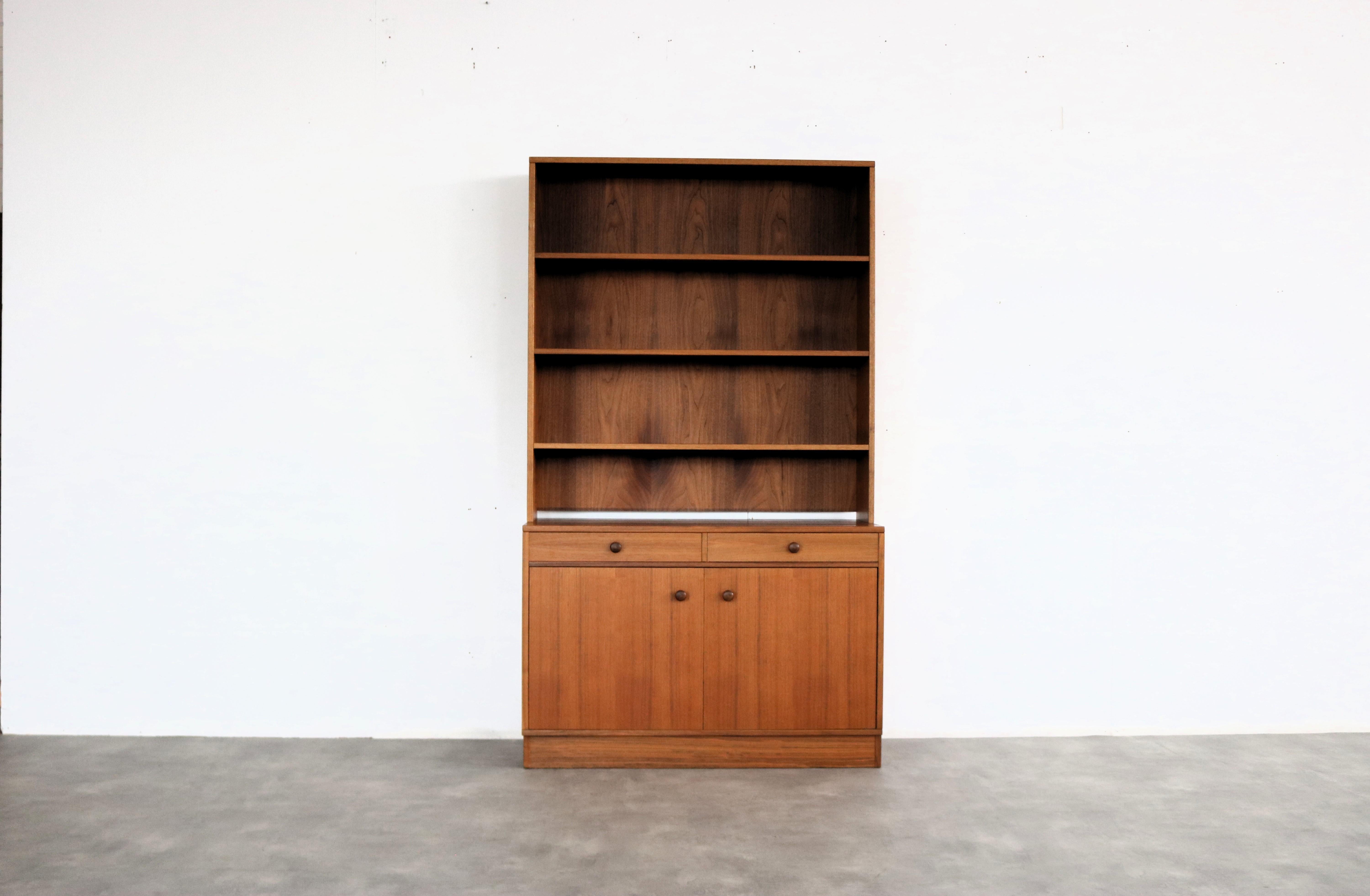 vintage bookcases | wall cupboard | 60s | Sweden

period | 60's
design | unknown | Sweden
condition | good | light signs of use
size | 181 x 105 x 42 (hxwxd)

details | teak; 2 available; prices per piece;

article number | 2169