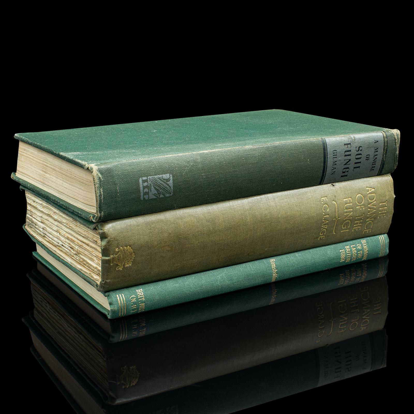 
Il s'agit d'un ensemble de 3 livres de référence sur les champignons. En anglais, titres de biologie scientifique reliés, publiés au milieu du 20e siècle.

Comprend les trois titres suivants : A Manual of Soil Fungi (1945) Iowa, USA - 392 pages ;