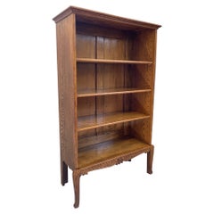 Bibliothèque vintage avec accents en bois sculpté.