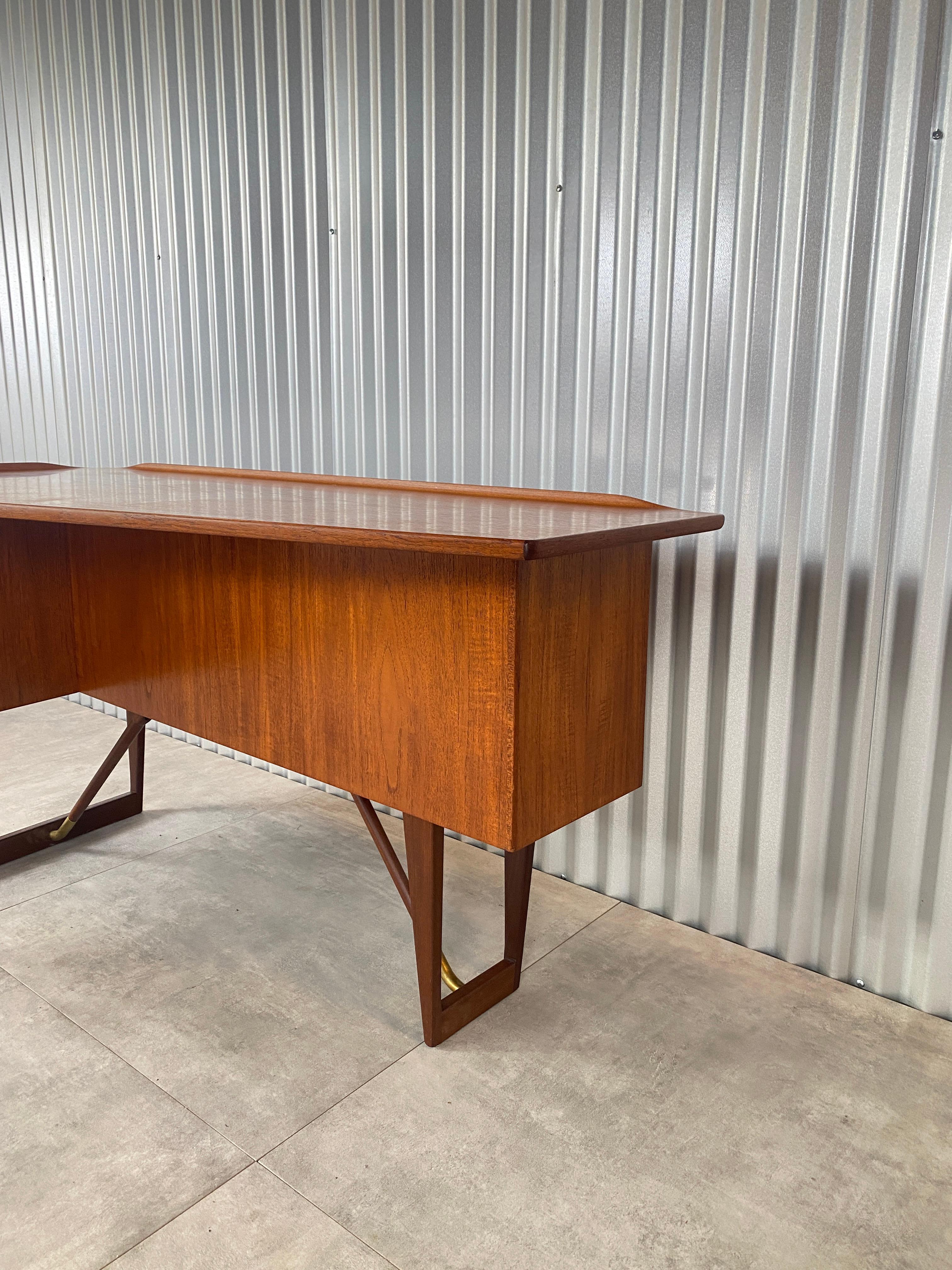 Beautiful Teak Boomerang Desk by Peter Lovig Nielsen, circa 1965. 

Very good condition. 

Designed 1960 to 1969 

