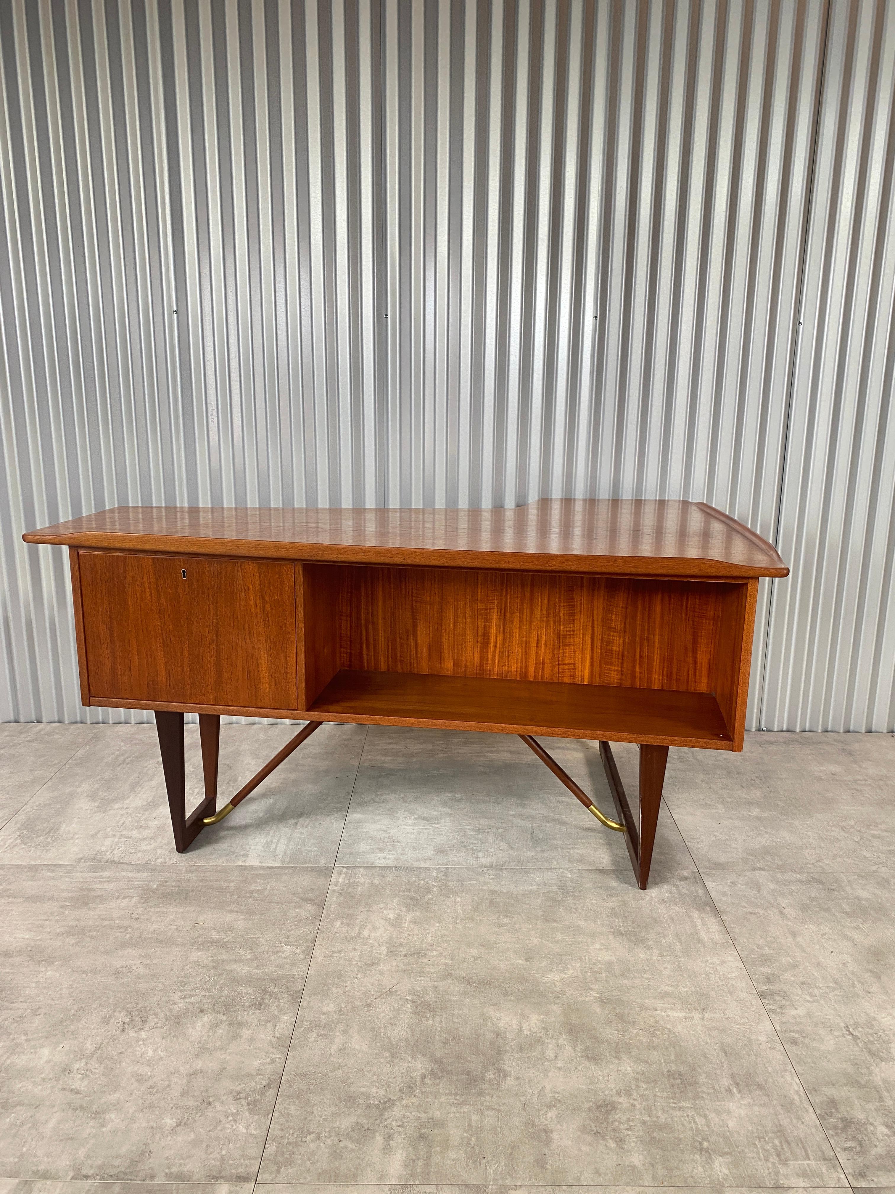 Vintage Boomerang Desk by Peter Lovig Nielsen for Dansk In Good Condition In Danville, CA