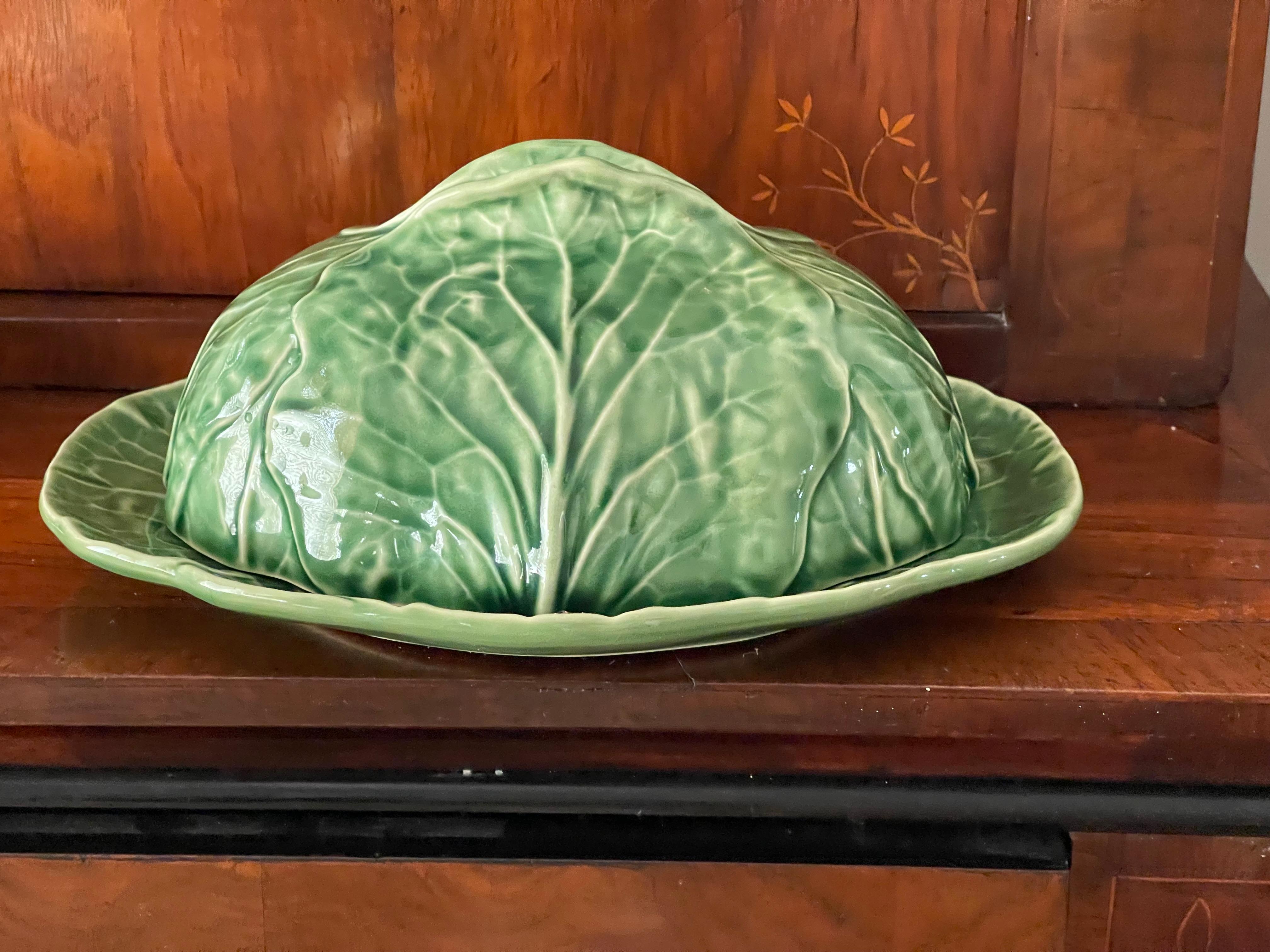 Piatto moderno in ceramica organica con coperchio del portoghese Bordallo Pinheiro, con motivo di cavoli. Firmato in basso. Grande pezzo decorativo da tavola e da collezione.