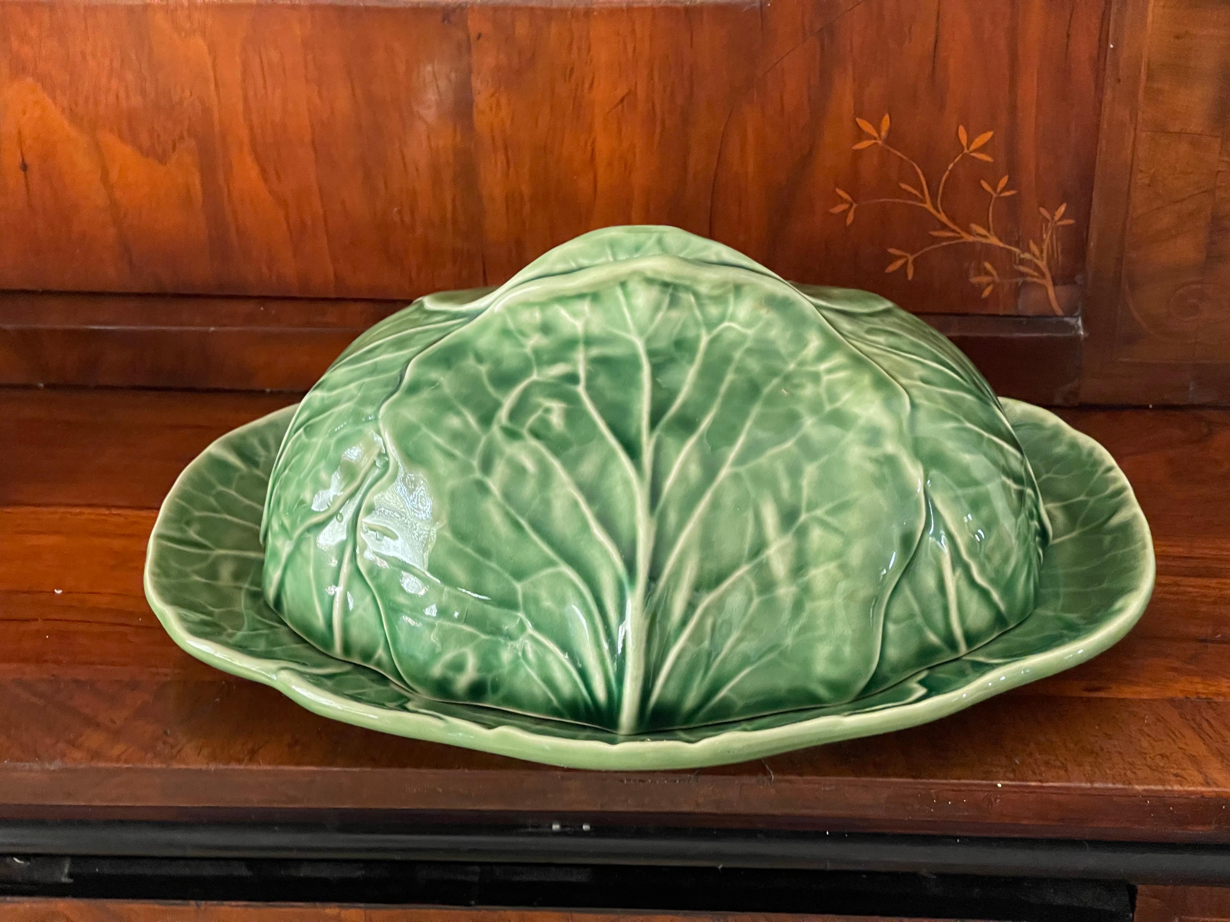 Organico moderno Piatto di cavolo in ceramica Bordallo Pinheiro d'epoca con coperchio in vendita