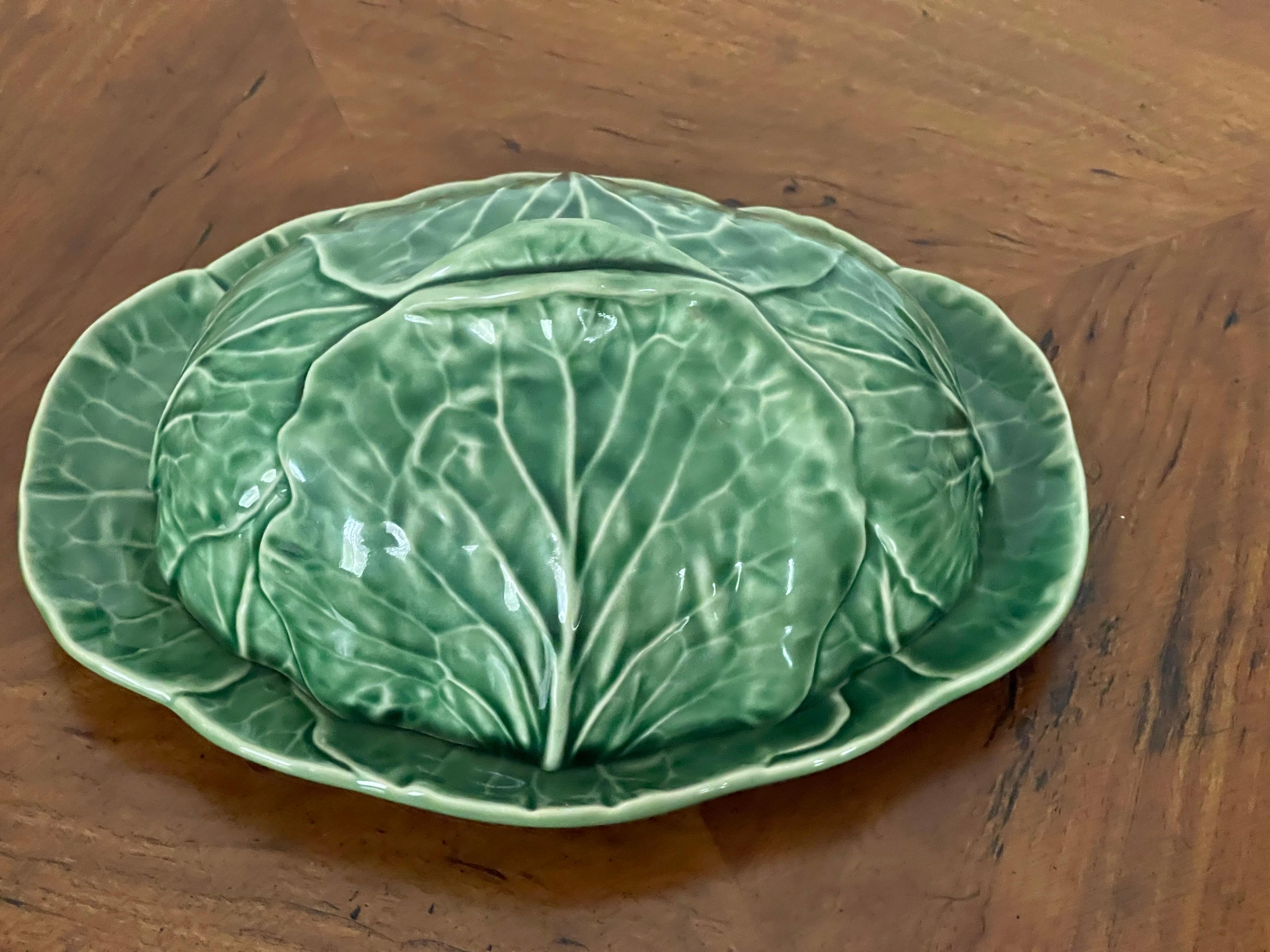 Piatto di cavolo in ceramica Bordallo Pinheiro d'epoca con coperchio In condizioni buone in vendita a Boca Raton, FL