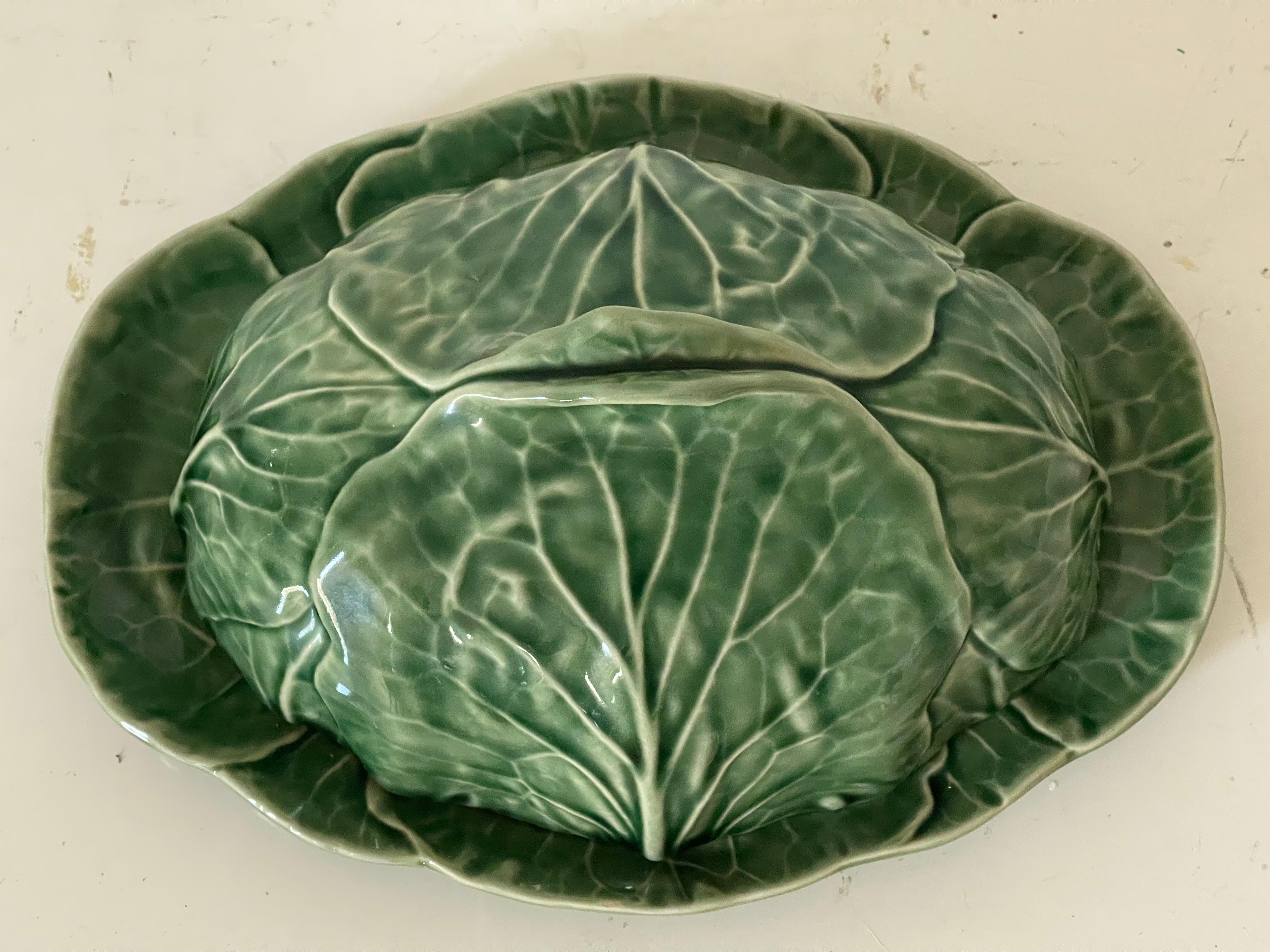 Piatto di cavolo in ceramica Bordallo Pinheiro d'epoca con coperchio in vendita 1