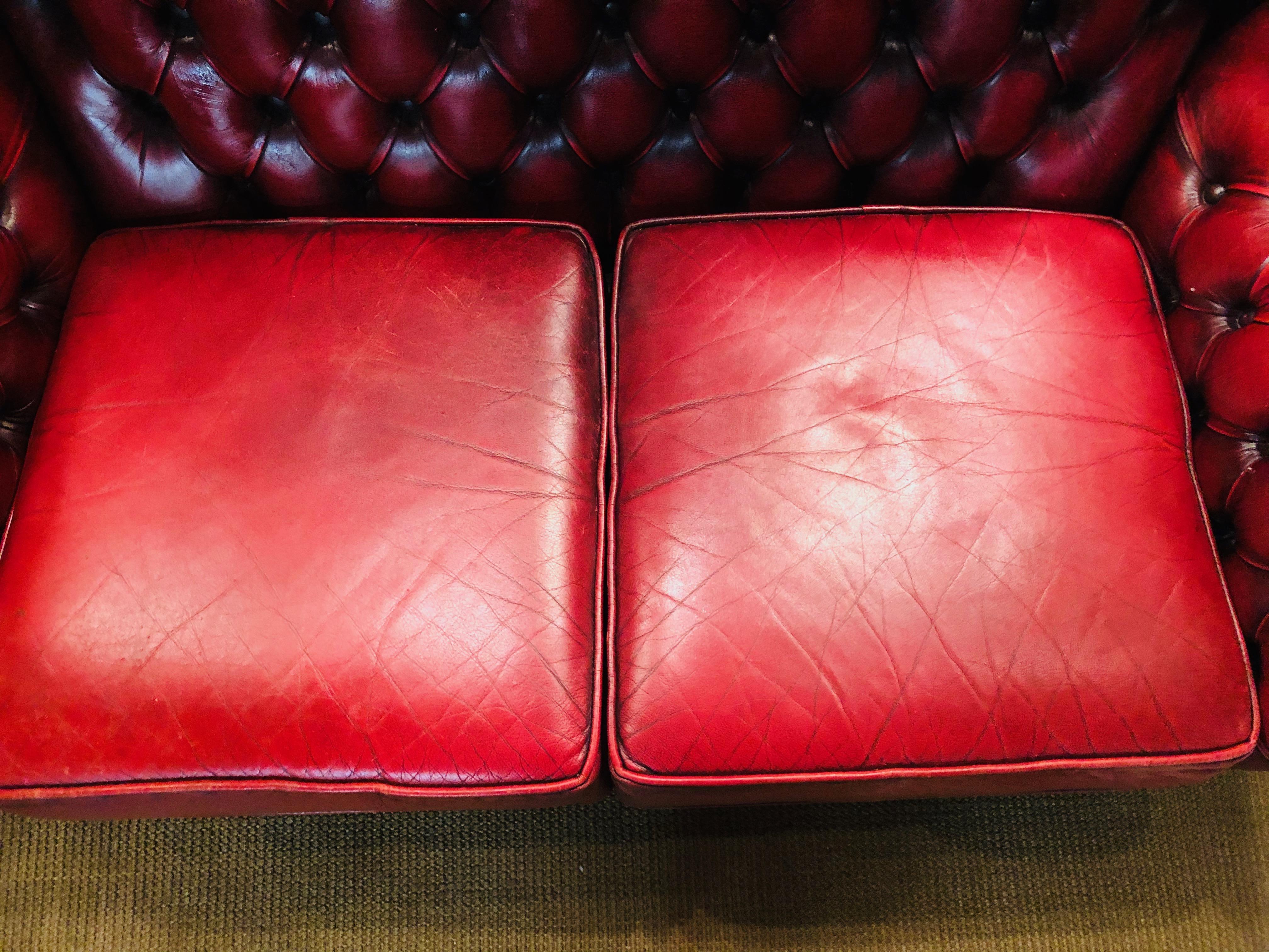 Vintage Bordeau Leather Chesterfield Tufted Wingback Two-Seat Sofa In Good Condition In Berlin, DE