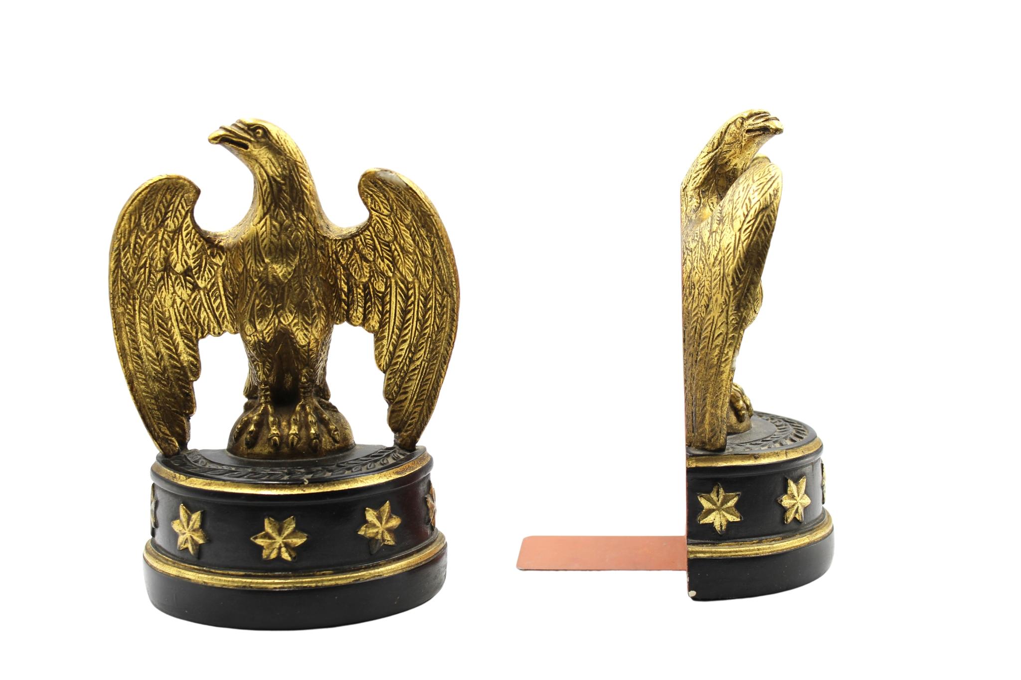 Si tratta di una coppia di fermalibri con aquila americana vintage del XX secolo di Borghese. Le aquile sono raffigurate con le ali ampiamente aperte e le teste arcuate, girate di lato. Sono in stile Federers, con una base nera e stelle dorate sul