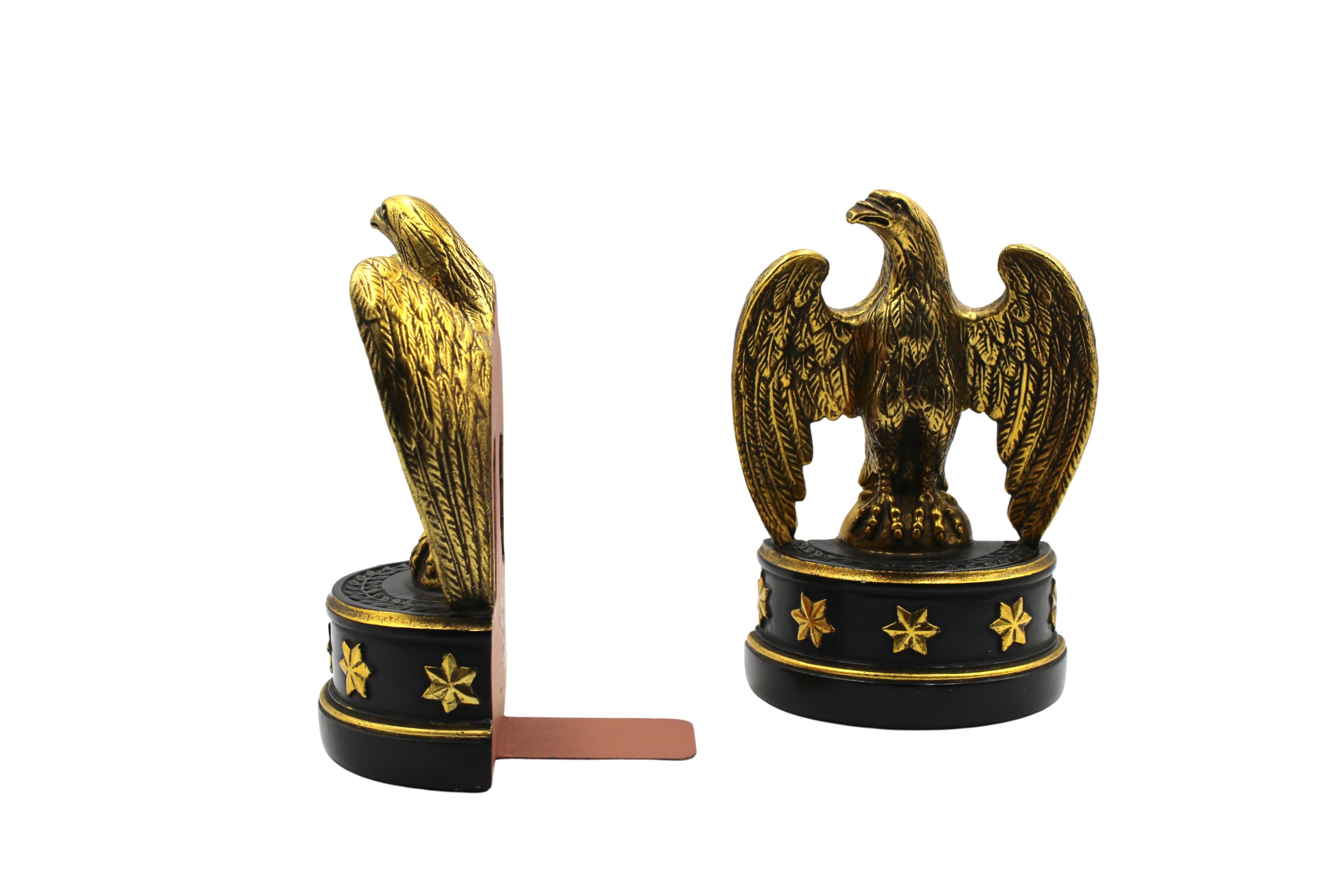 Ecco una coppia di fermalibri vintage in gesso American Eagle. Disegnati in stile Feder dall'azienda italiana Borghese, i fermalibri presentano una stoica aquila d'oro su una base nera con cinque stelle d'oro. Questa bellissima coppia di fermalibri