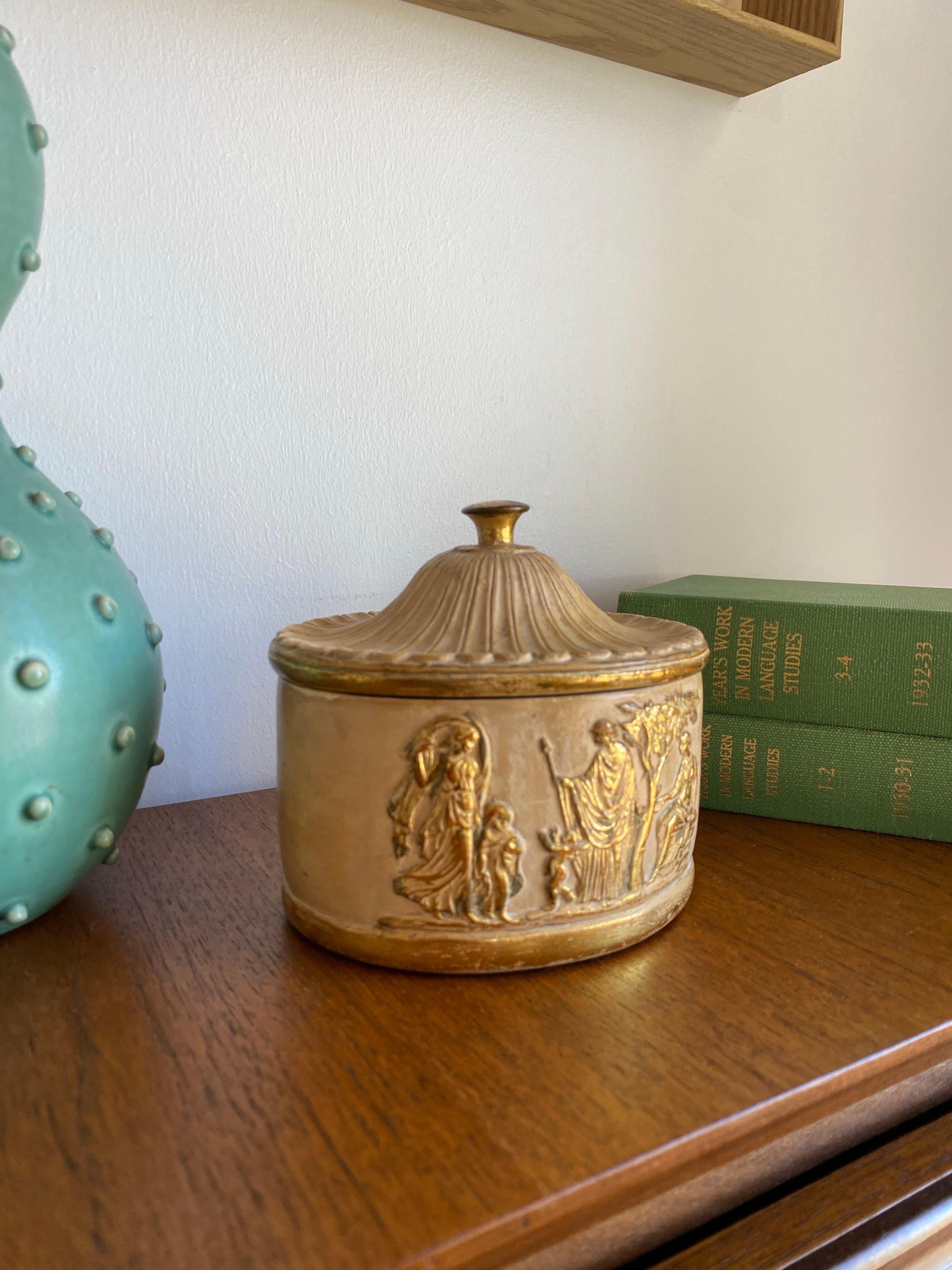 Borghese d'epoca con motivo ellenico in ceramica in vendita 1