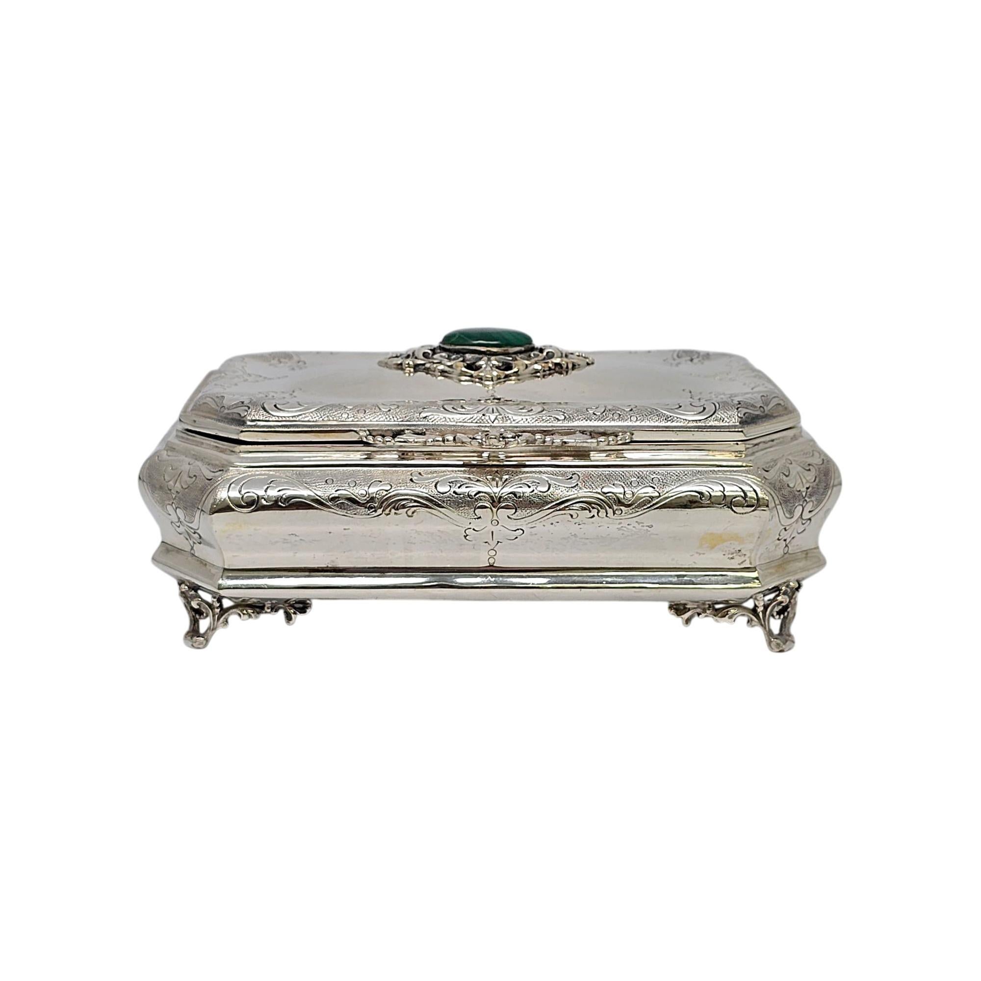 Caja grande de plata 800 con acento de piedra de malaquita e interior lavado en oro de Borghetti Ugo Fabrica Argenteria de Italia.

Sin monograma ni grabado

Caja rectangular con pie articulado, grande y bellamente ornamentada, con una gran piedra