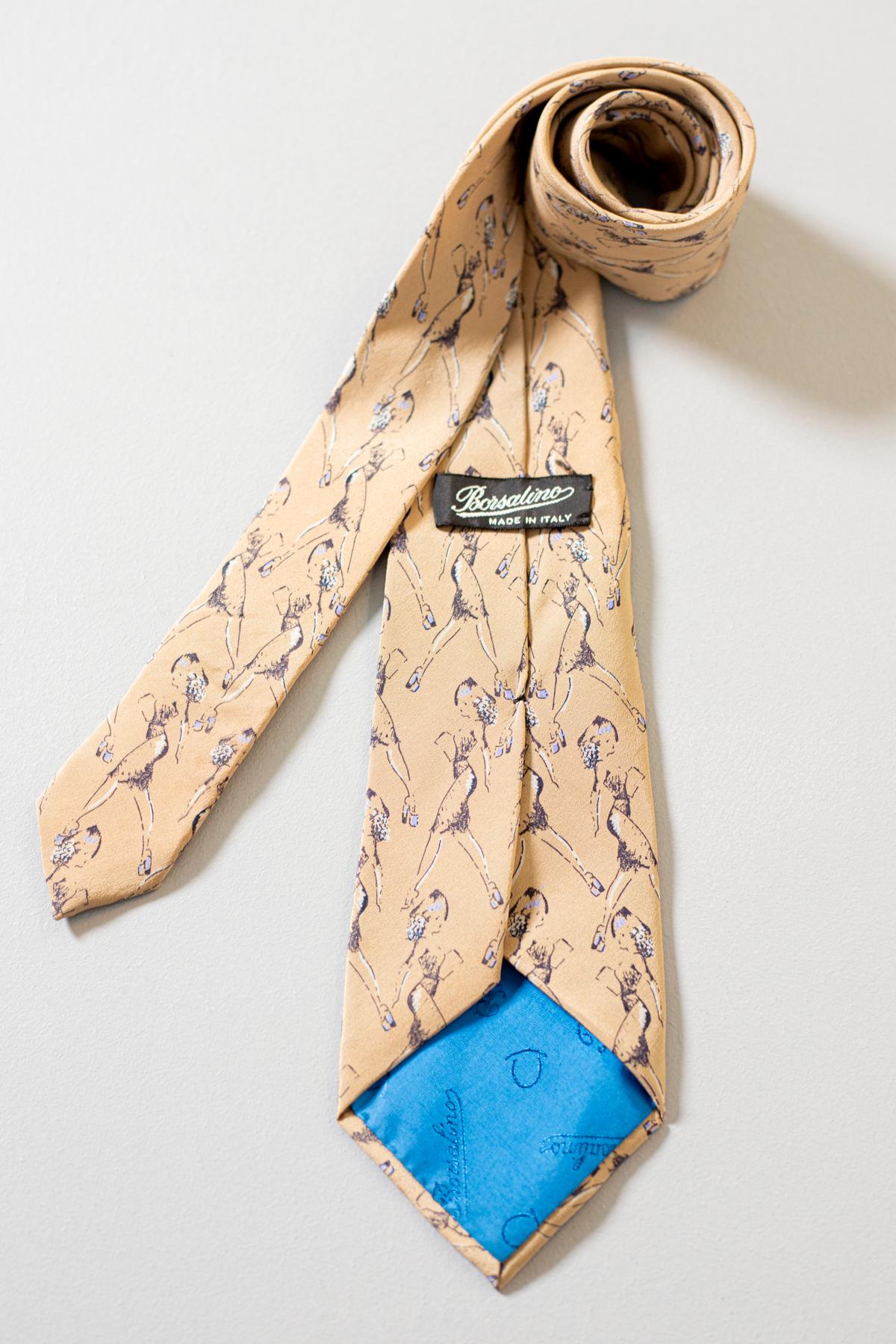 Particular vintage tie designed by Borsalino, it is made of 100% silk, for this reason the fabric is very soft. Decorated with drawings of the profile of a woman walking on a beige background, the beauty of this accessory lies precisely in these