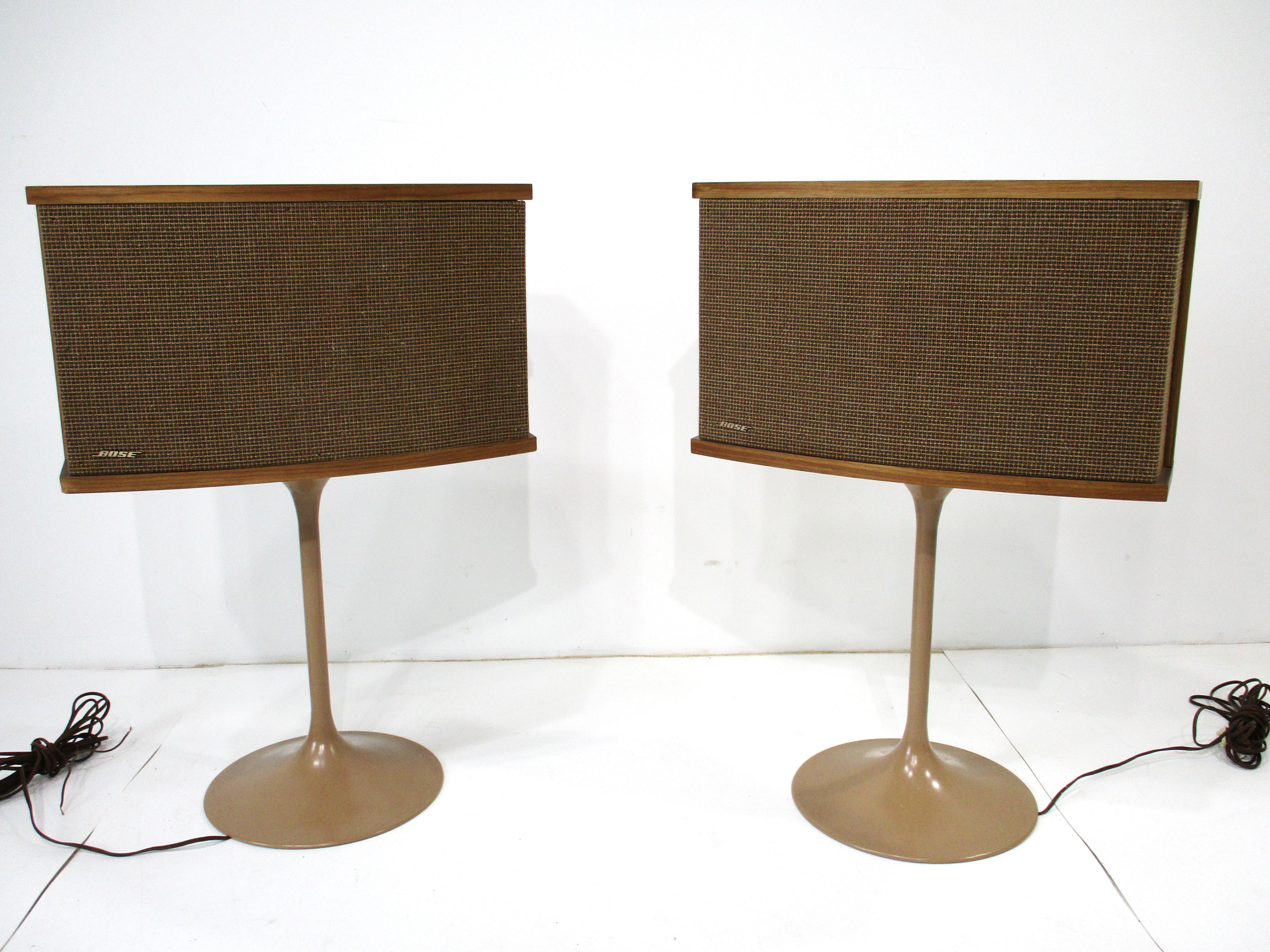 Paire d'enceintes Bose 901 de style moderne du milieu du siècle, avec des bases en tulipe à la manière d'Eero Saarinen. Ces enceintes classiques de Bose offrent un son et une clarté exceptionnels grâce au nombre d'enceintes plus petites placées à