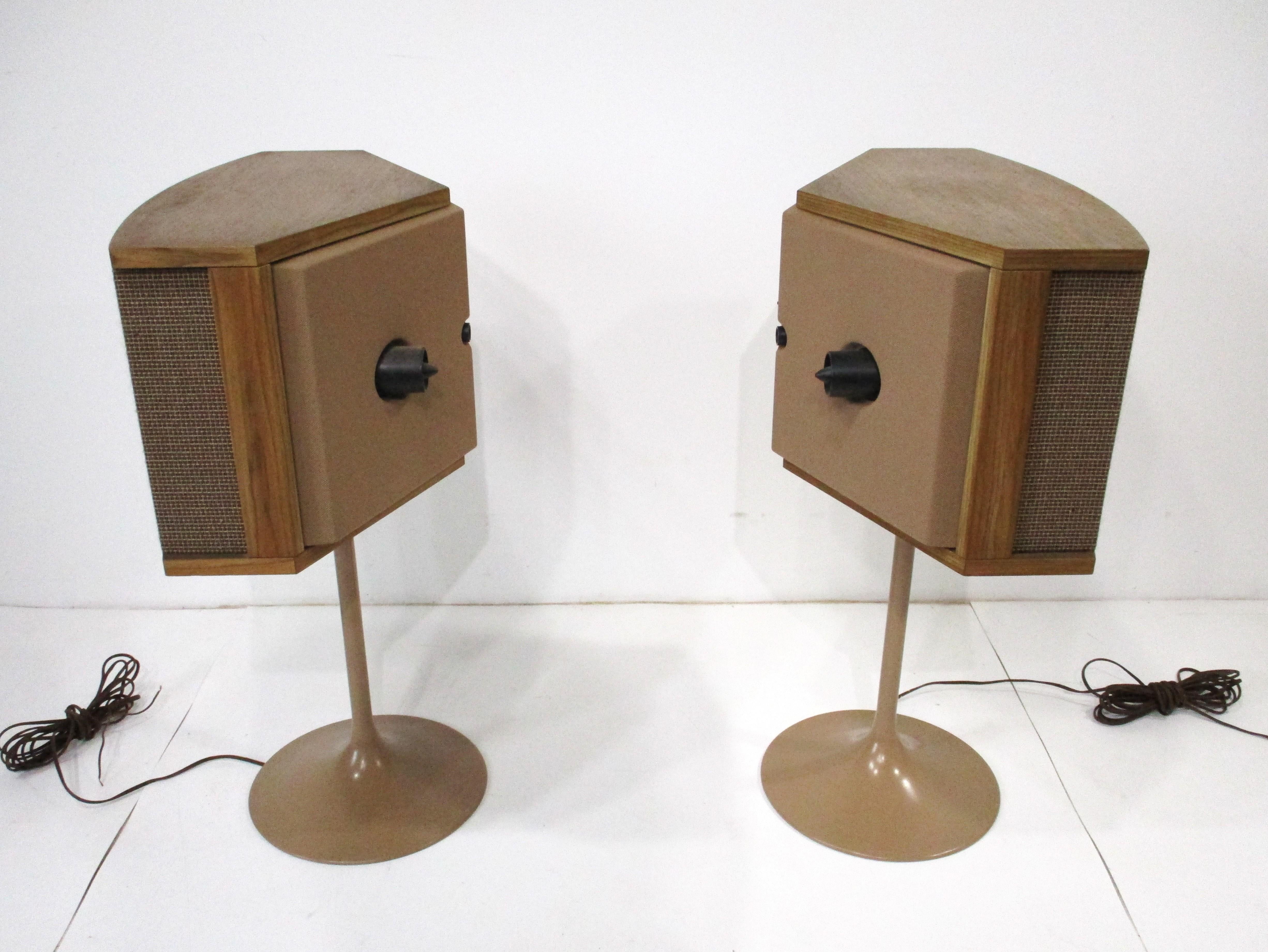 Mid-Century Modern Vintage Bose 901 Series VI Tulip Based Speakers dans le style de Saarinen en vente