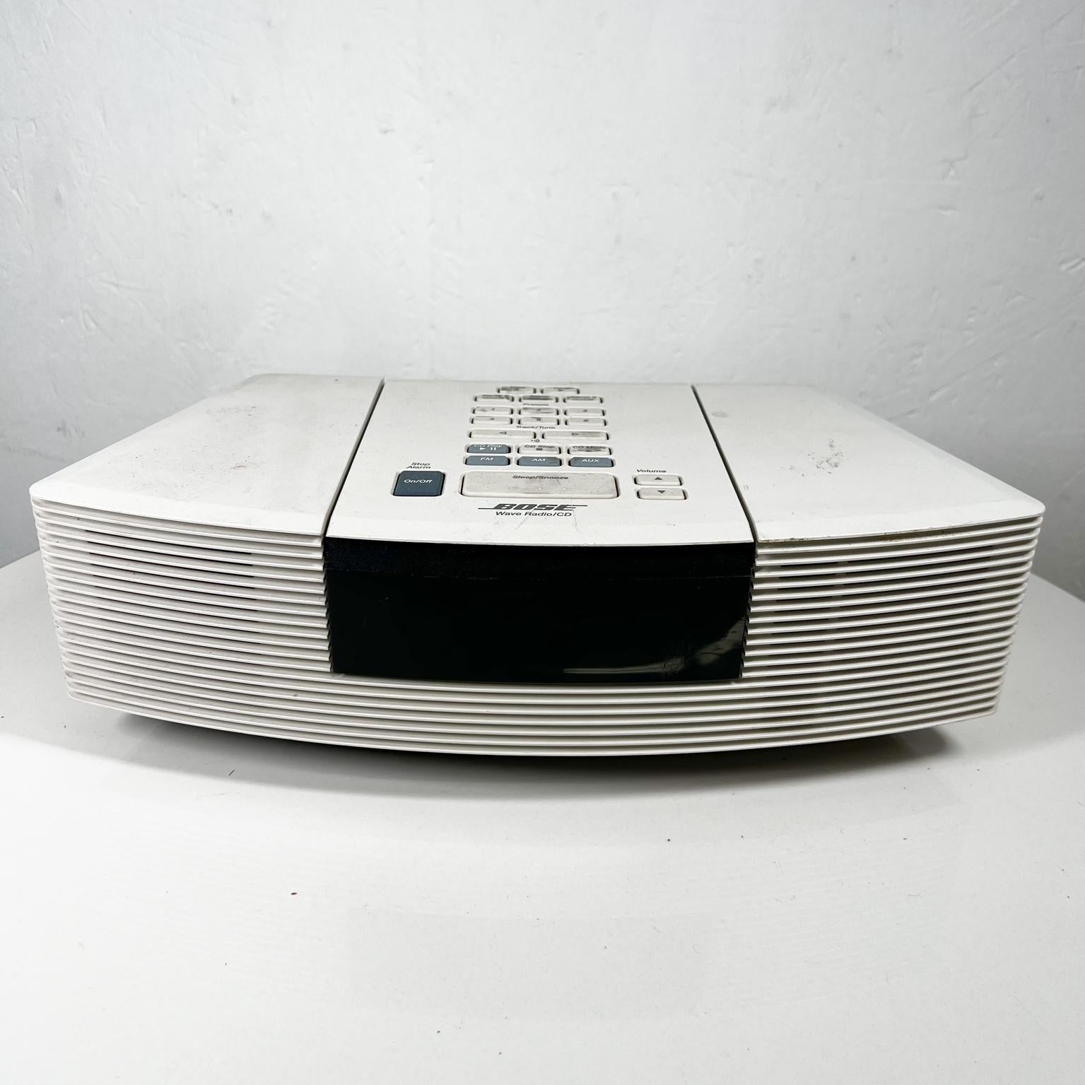 Bose CD Player Wave Radio
14 x 8.38 d x 4.38 h
Preowned vintage working condition. 
No remote.
See images listed.