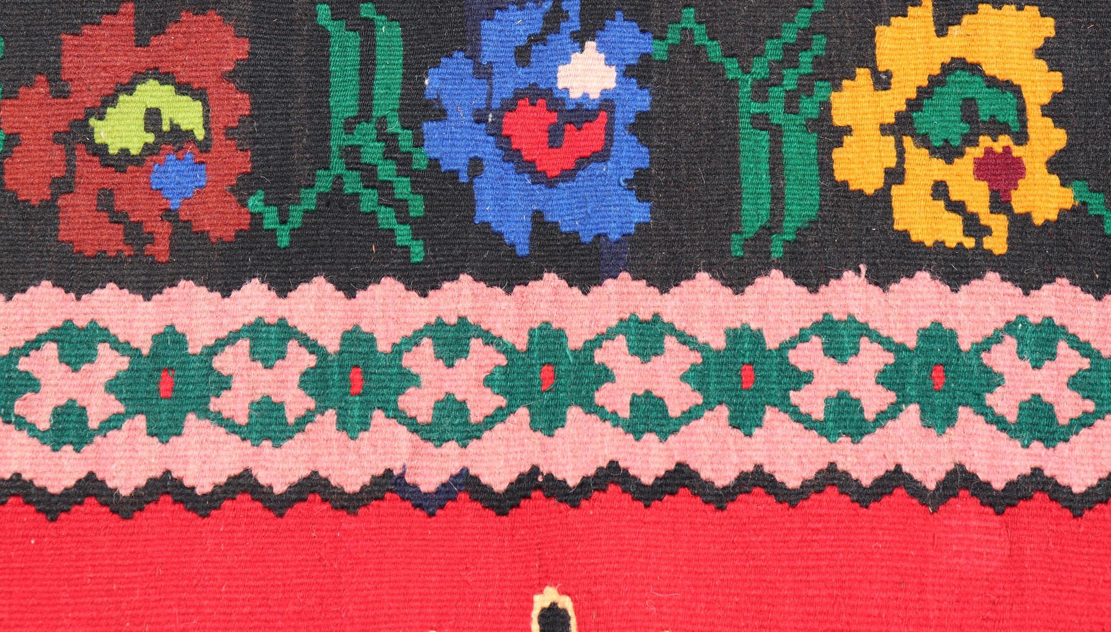 Alfombra Vintage Bosnia Kilim con Campo Rojo Vibrante, Verde Profundo y Azul 6'8 x 9'11 en venta 4