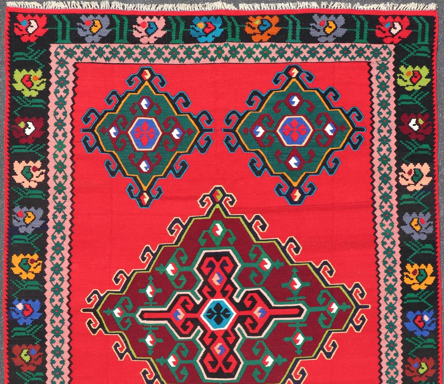 Medidas: 6'8 x 9'11 
Alfombra Vintage Bosnia Kilim con Campo Rojo Vibrante, Verde Profundo y Azul 6'8 x 9'11. Keivan Woven Arts / alfombra/B25-0414-310, país de origen / tipo: Bosnia / Kilim, hacia 1980

Alfombra vintage Bosnia Kilim con una