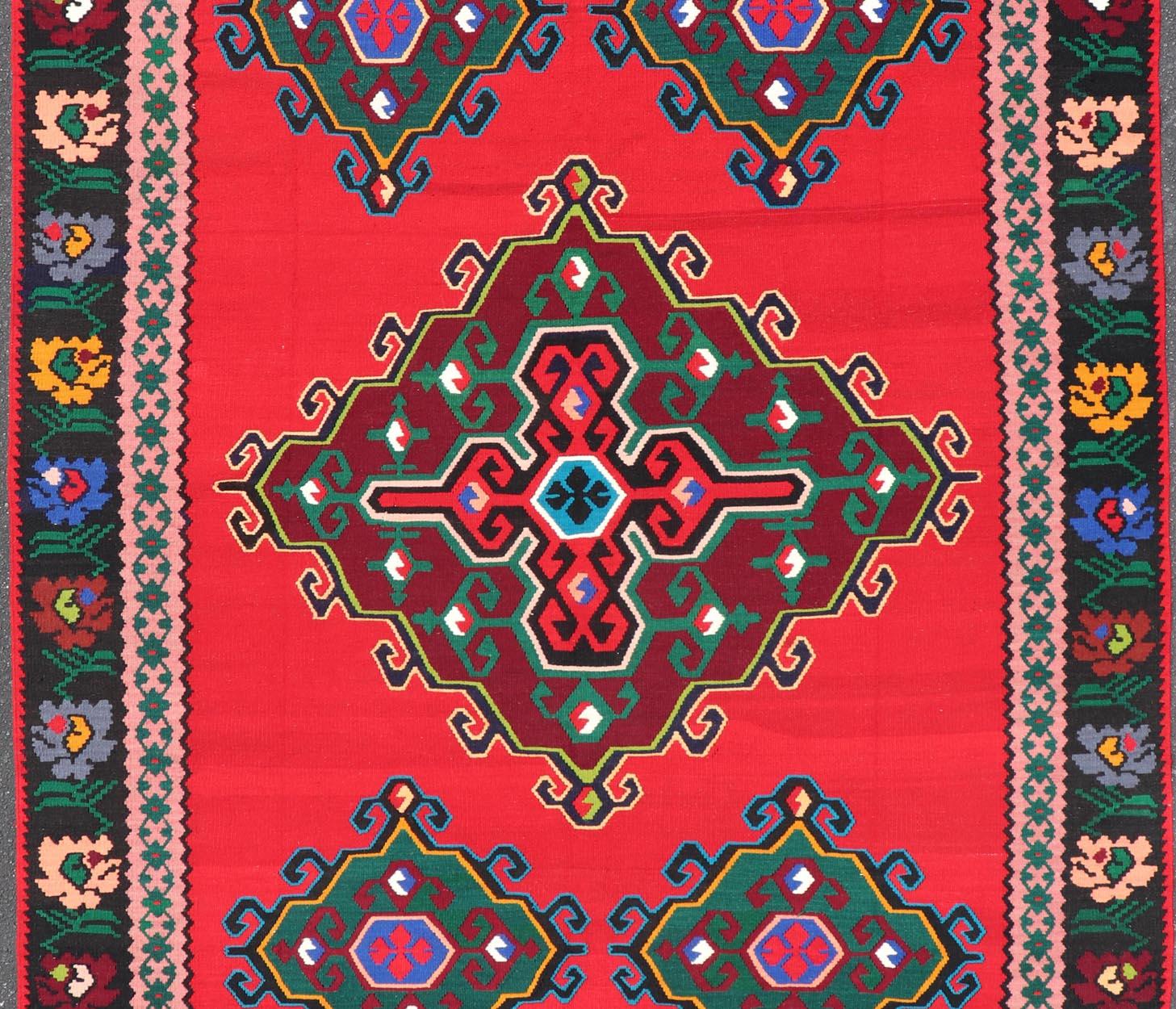 Alfombra Vintage Bosnia Kilim con Campo Rojo Vibrante, Verde Profundo y Azul 6'8 x 9'11 Bosnio en venta