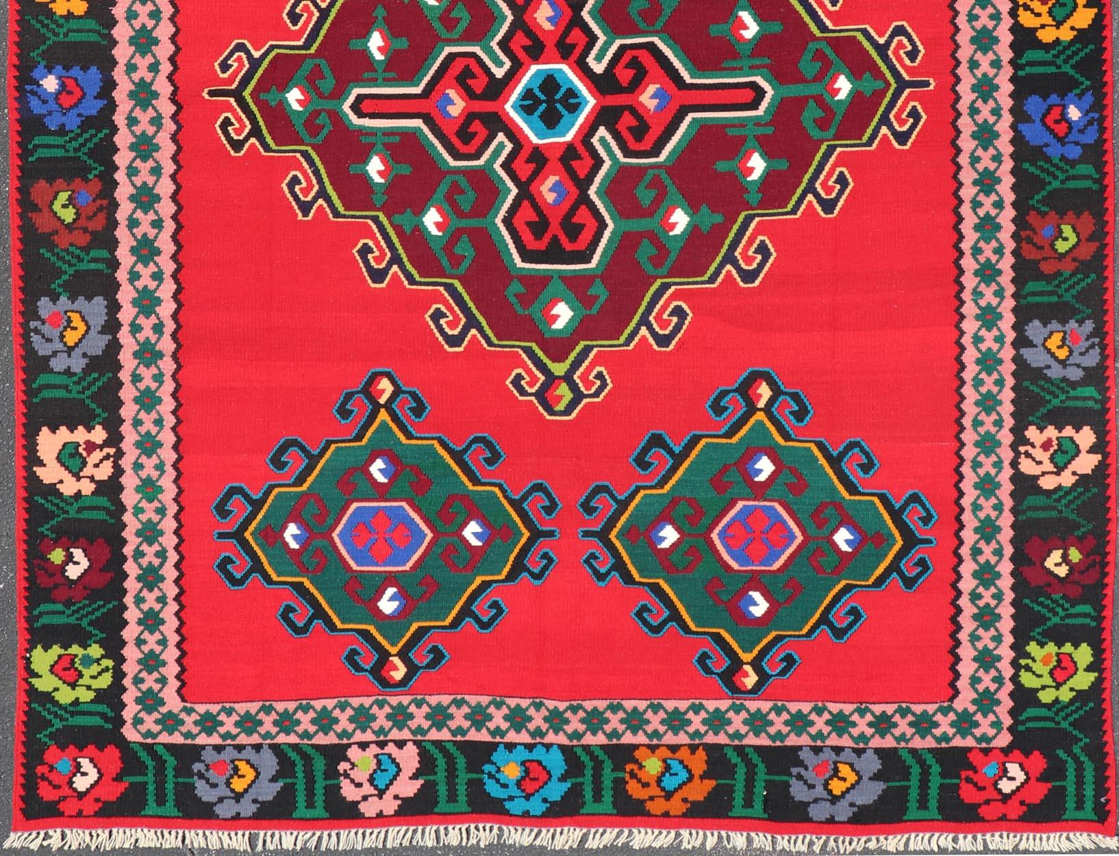 Alfombra Vintage Bosnia Kilim con Campo Rojo Vibrante, Verde Profundo y Azul 6'8 x 9'11 Anudado a mano en venta