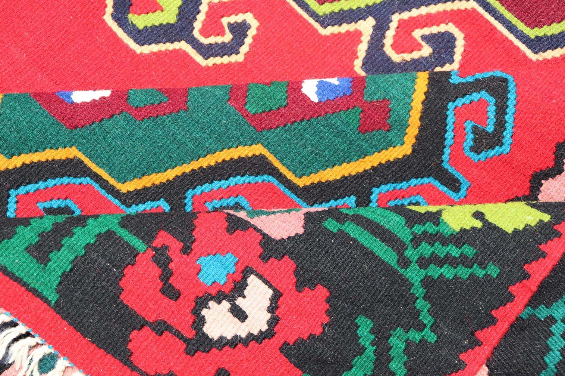 Alfombra Vintage Bosnia Kilim con Campo Rojo Vibrante, Verde Profundo y Azul 6'8 x 9'11 en Excelente estado para la venta en Atlanta, GA