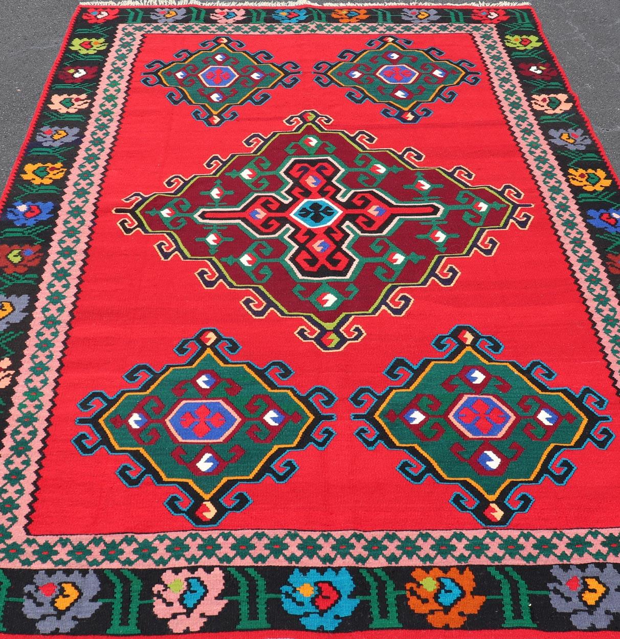 Alfombra Vintage Bosnia Kilim con Campo Rojo Vibrante, Verde Profundo y Azul 6'8 x 9'11 finales del siglo XX en venta