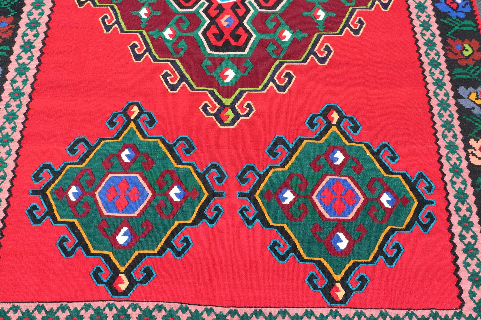 Alfombra Vintage Bosnia Kilim con Campo Rojo Vibrante, Verde Profundo y Azul 6'8 x 9'11 en venta 1