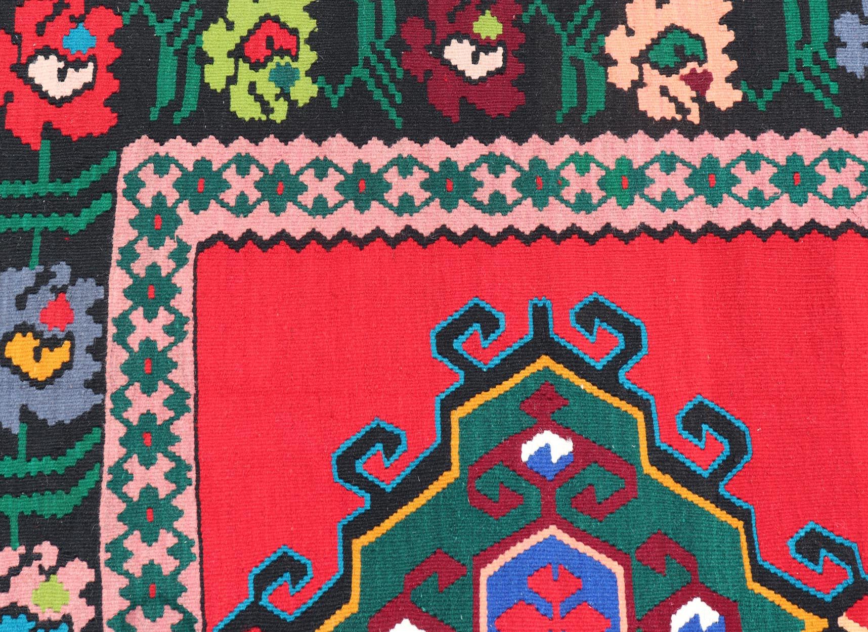 Alfombra Vintage Bosnia Kilim con Campo Rojo Vibrante, Verde Profundo y Azul 6'8 x 9'11 en venta 2