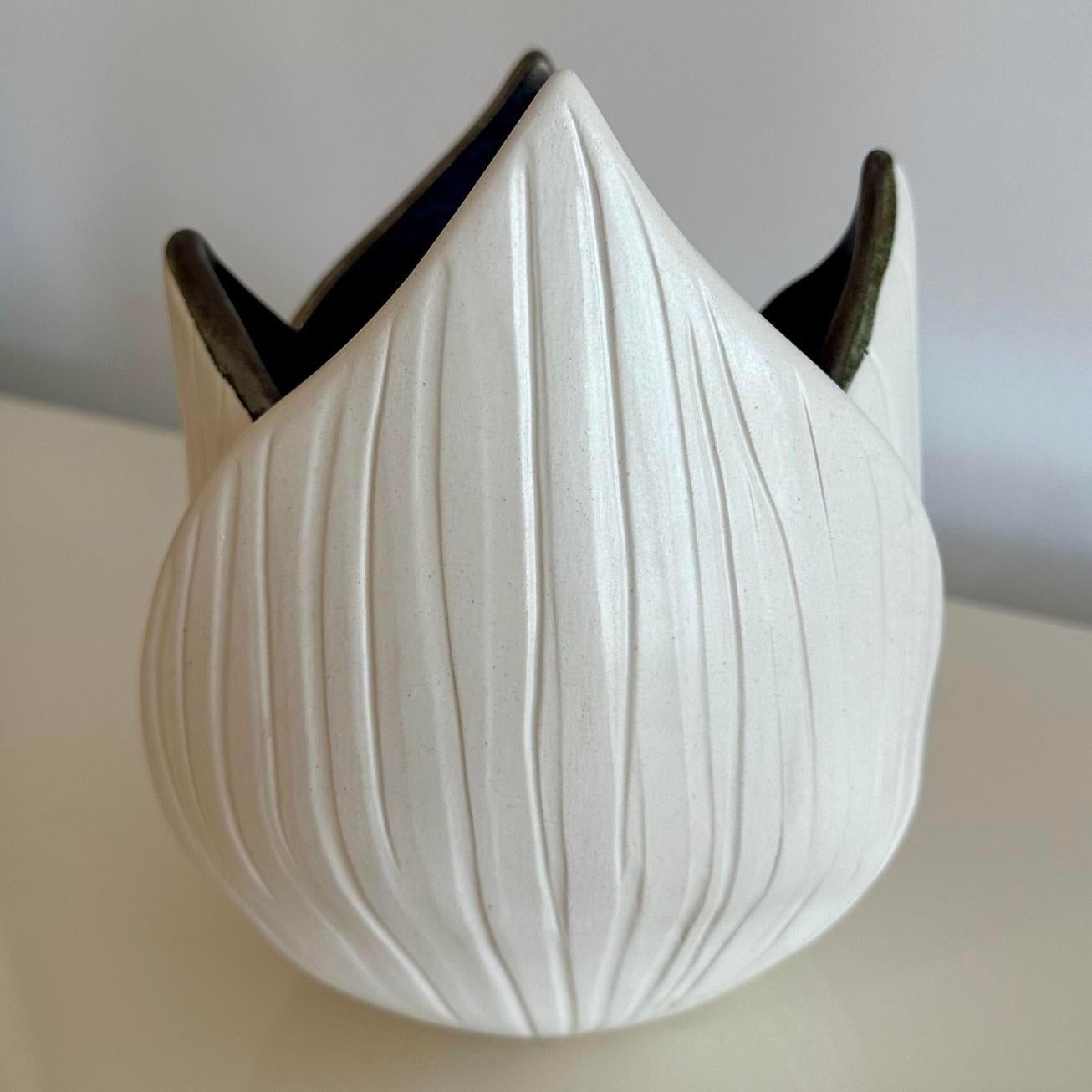 Bohémien Vaso botanico d'epoca in ceramica strutturata a lastre in vendita