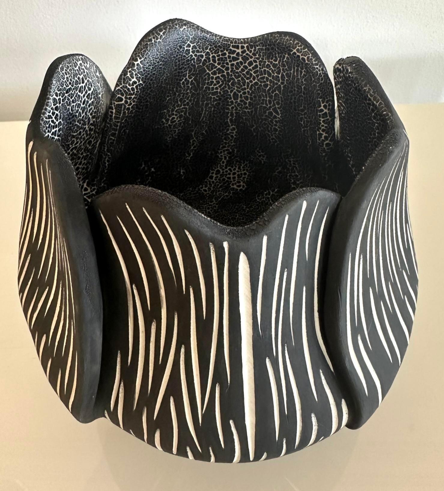 Valorizza il tuo spazio con il vaso in ceramica con texture botanica vintage e smalto craquelé all'interno. Questo pezzo in stile americano è caratterizzato da intricate trame botaniche e da un interno in smalto crepla unico, che aggiunge un tocco