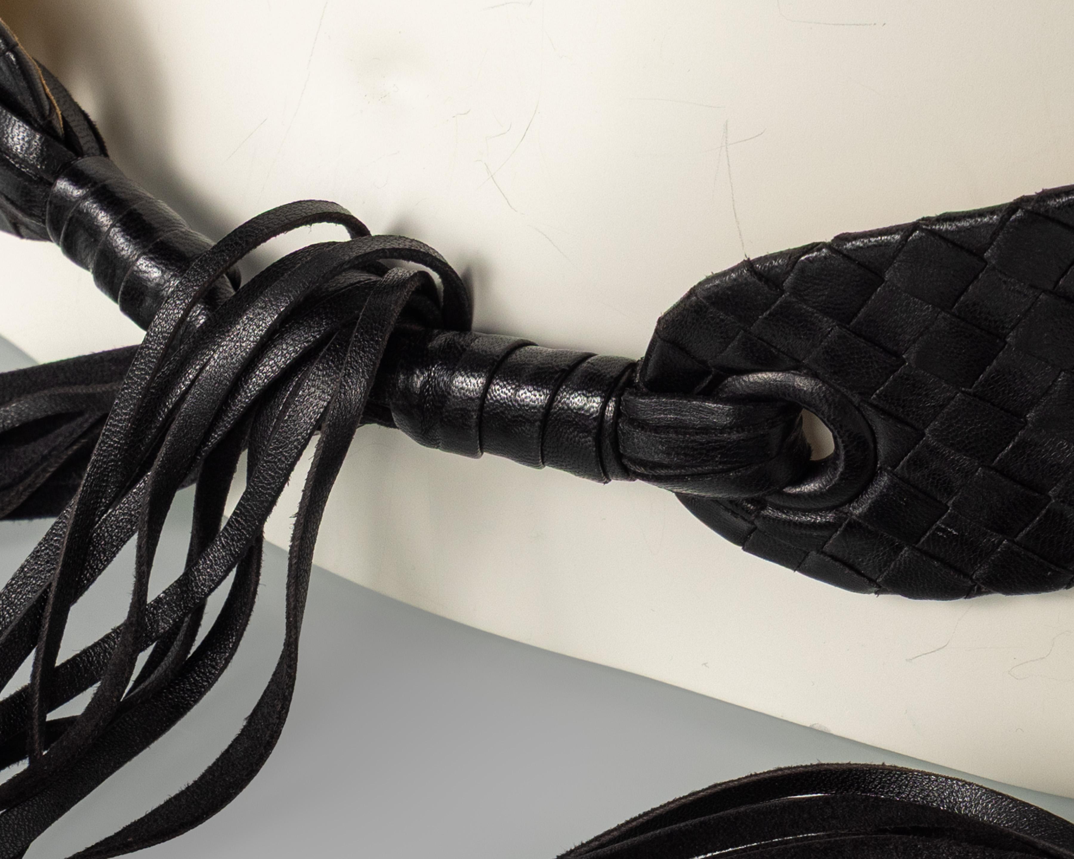 Dieser Gürtel ist ein auffälliges Vintage-Accessoire aus den frühen Lederateliers von Bottega Veneta und zeigt die ikonische Intrecciato-Handwerkskunst des Hauses in einer kühnen, dramatischen Form. Die breiten, gewebten Ledereinsätze schmiegen sich