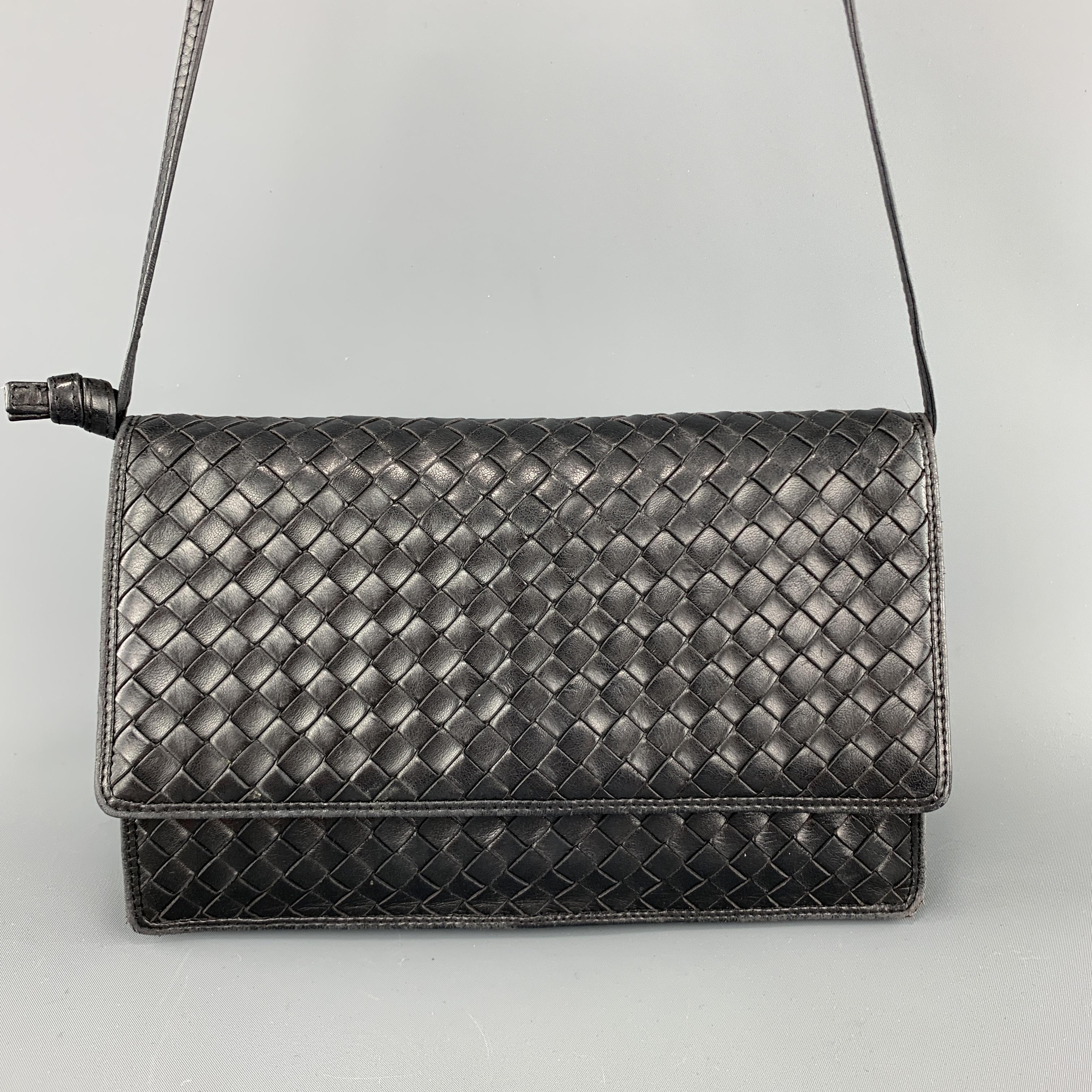 Vintage BOTTEGA VENETA shoulder bag come sin woven Intrecciato leather with a flap snap closure, slim knotted strap, and internal storage. Made in Italy.
 

Very Good Pre-Owned Condition.

Measurements:

Length: 10.5 in.
Width: 2 in.
Height: 6.75