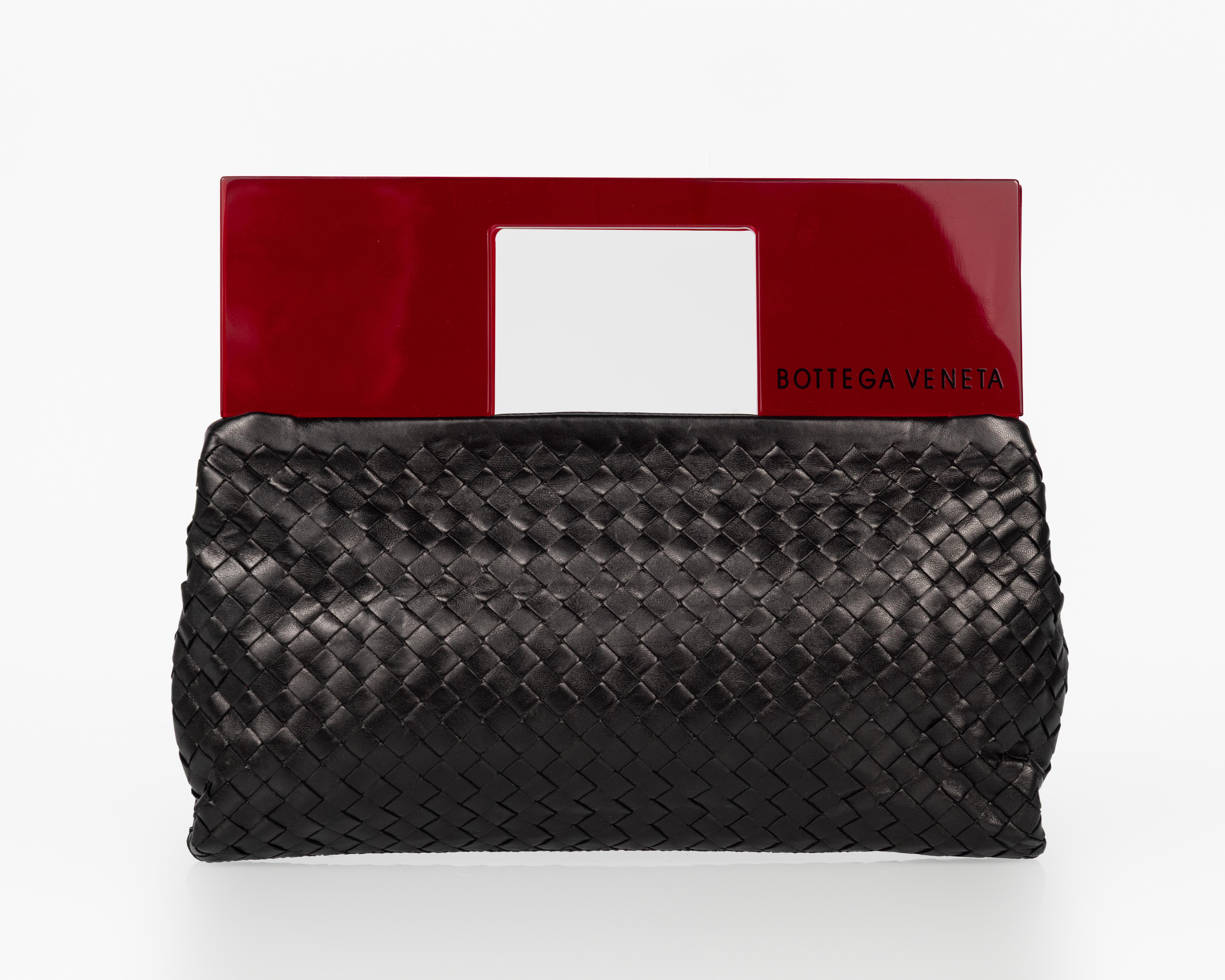 -Rare pochette Bottega Veneta des années 1990 réalisée en cuir d'agneau tissé Intrecciato, emblématique de la maison, dans un noir classique - doux, tactile et magnifiquement construit

-Encadré en résine rouge sculpturale avec une finition