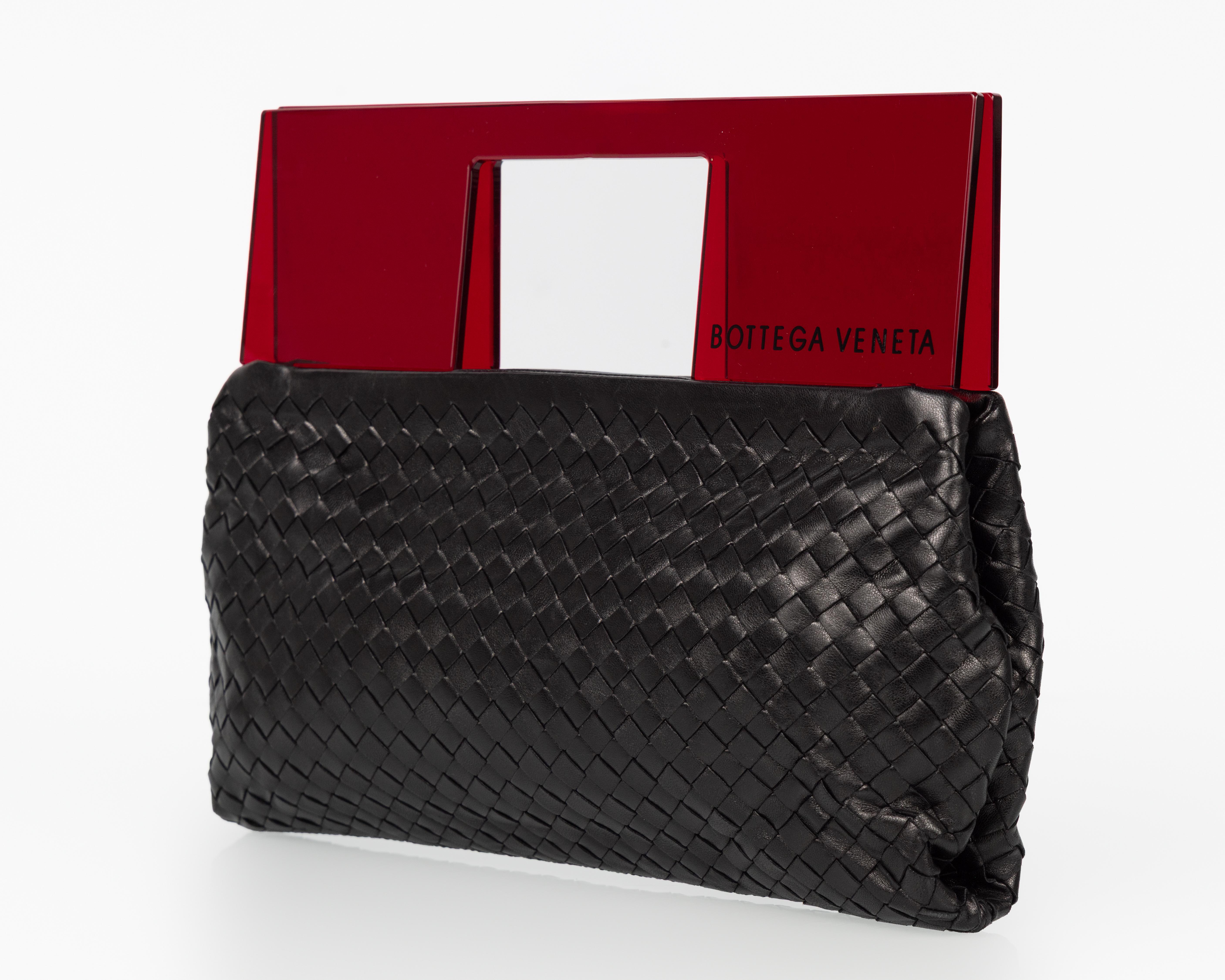 Noir Vintage Bottega Veneta Pochette en cuir noir et plexiglas rouge en vente