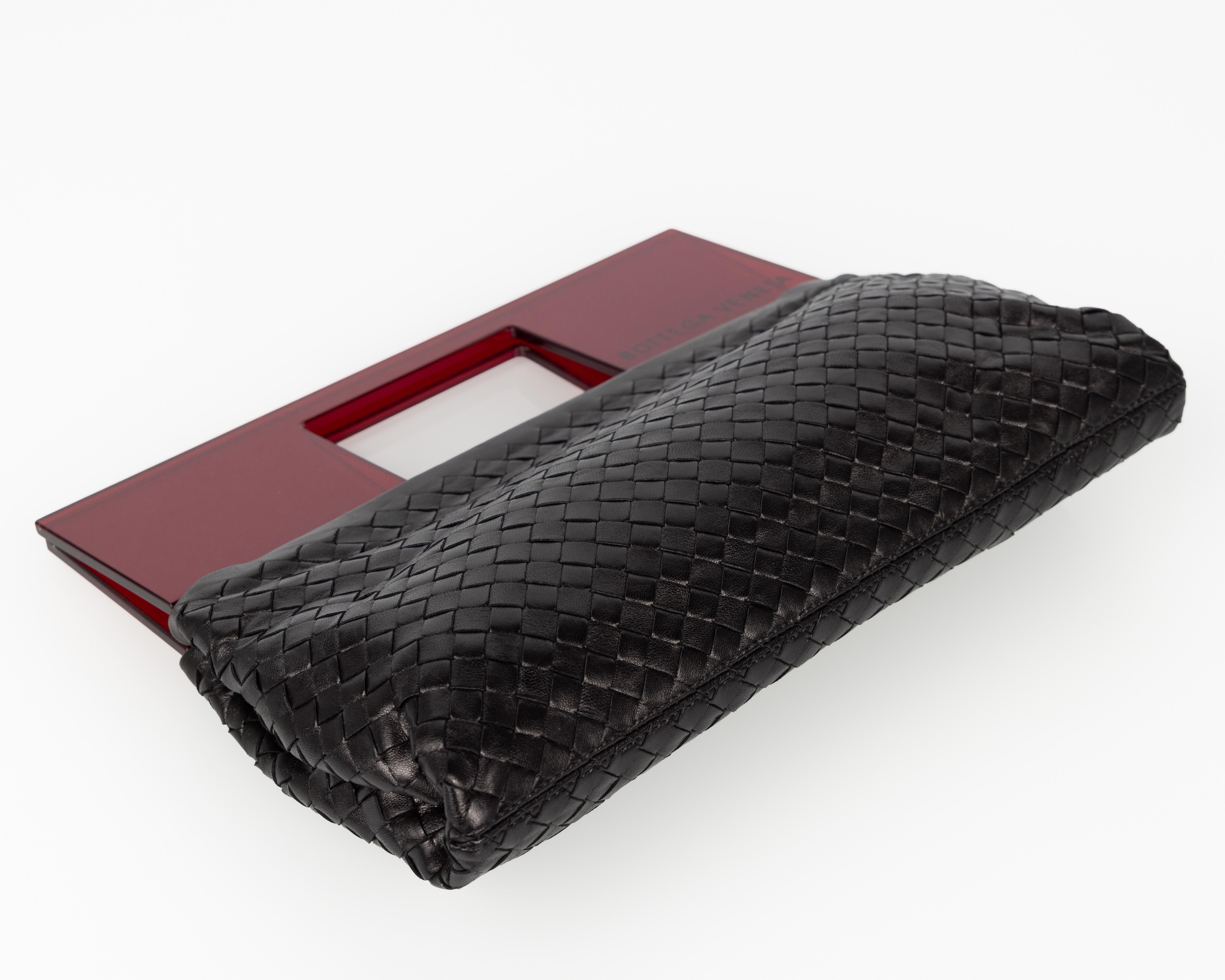 Vintage Bottega Veneta Pochette en cuir noir et plexiglas rouge Excellent état - En vente à Boca Raton, FL