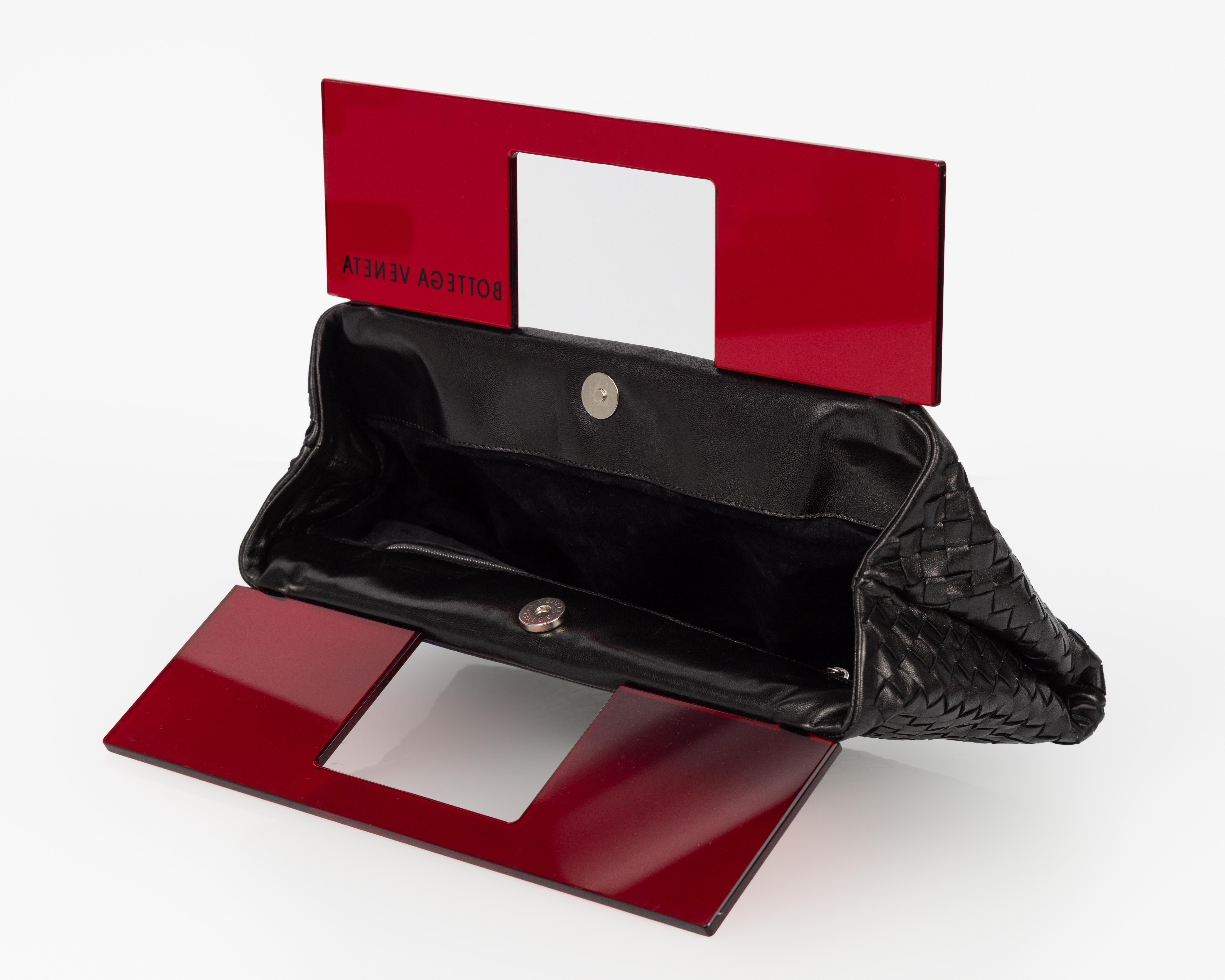 Vintage Bottega Veneta Pochette en cuir noir et plexiglas rouge Pour femmes en vente